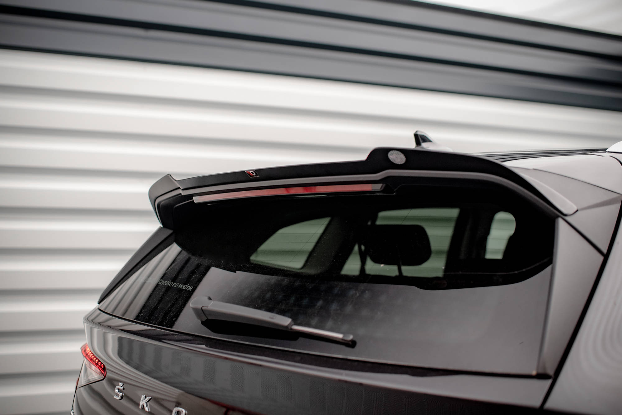 Heck Spoiler Aufsatz Abrisskante passend für Skoda Enyaq iV schwarz Hochglanz