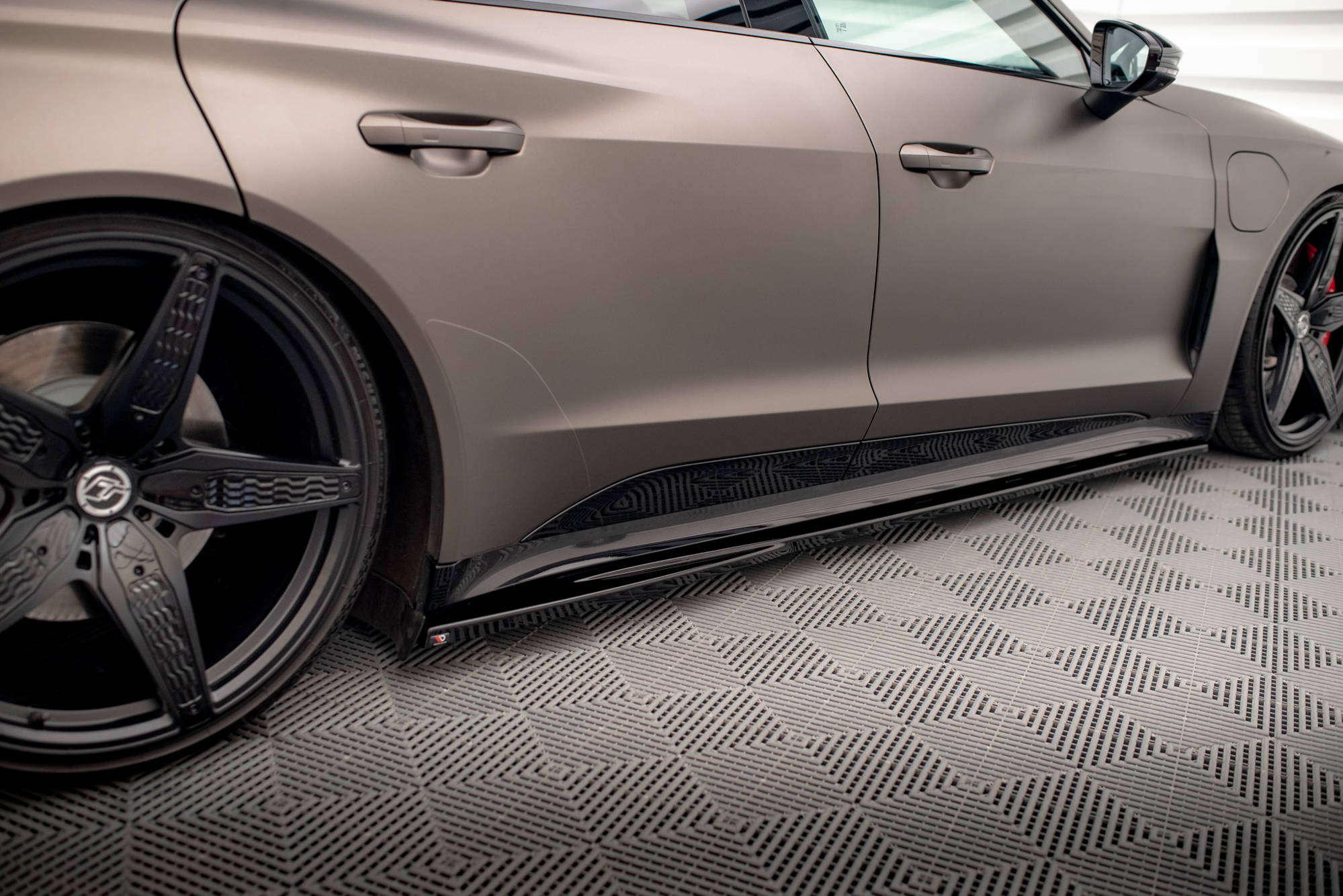 Street+ Seitenschweller Leisten V.1 passend für Audi e-Tron GT / RS GT Mk1 schwarz Hochglanz