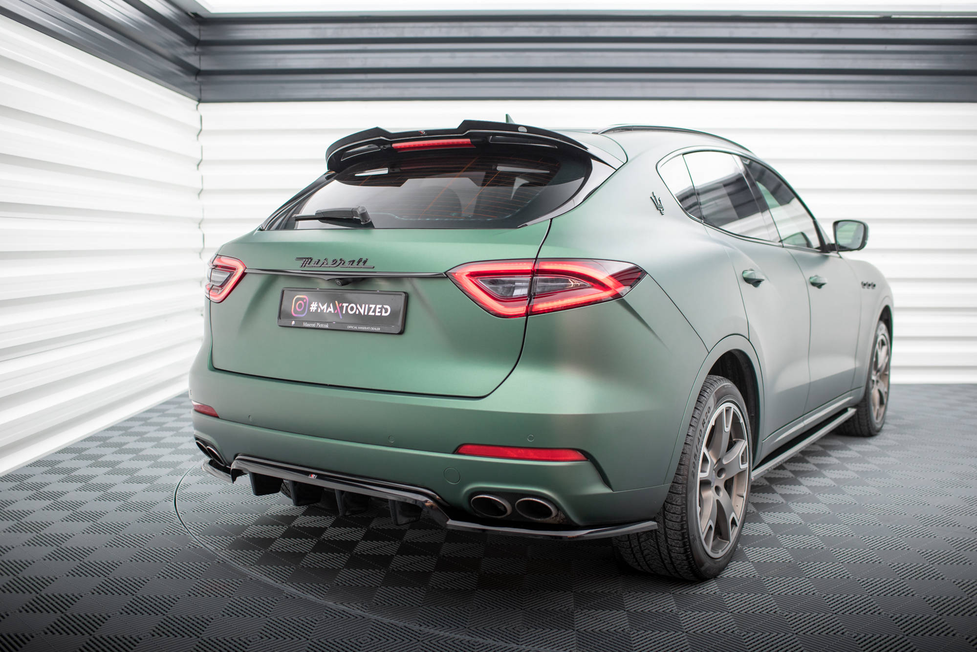 Diffusor Heckansatz passend für Maserati Levante Mk1 schwarz Hochglanz