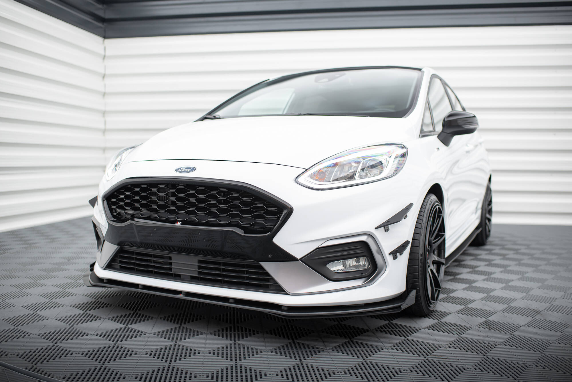 Street Pro Front Ansatz für + Front Stoßstangen Racing Flaps passend für Ford Fiesta Mk8 ST / ST-Line schwarz Hochglanz