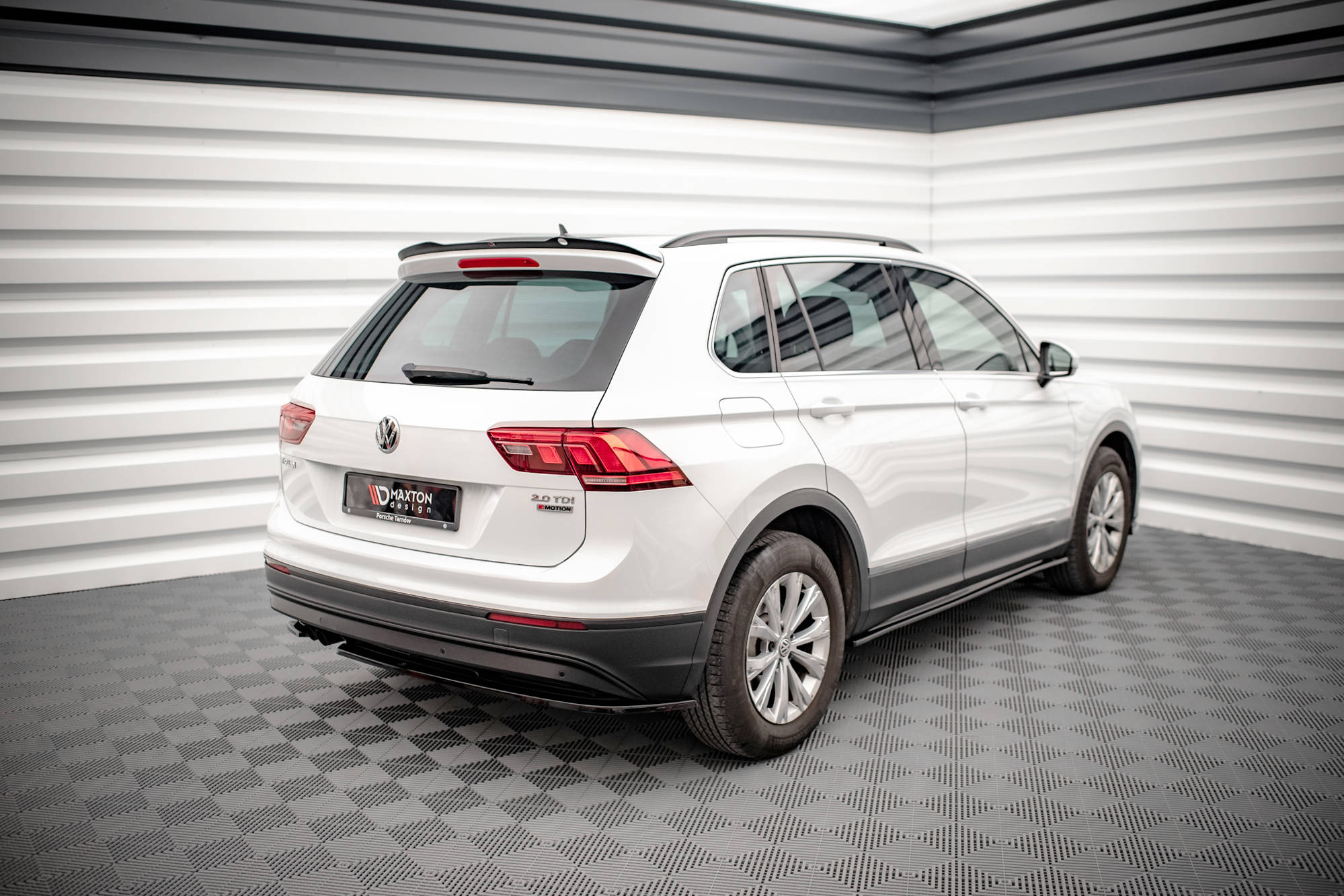 Street+ Heck Ansatz Flaps V.1 passend für VW Tiguan Mk2 schwarz Hochglanz