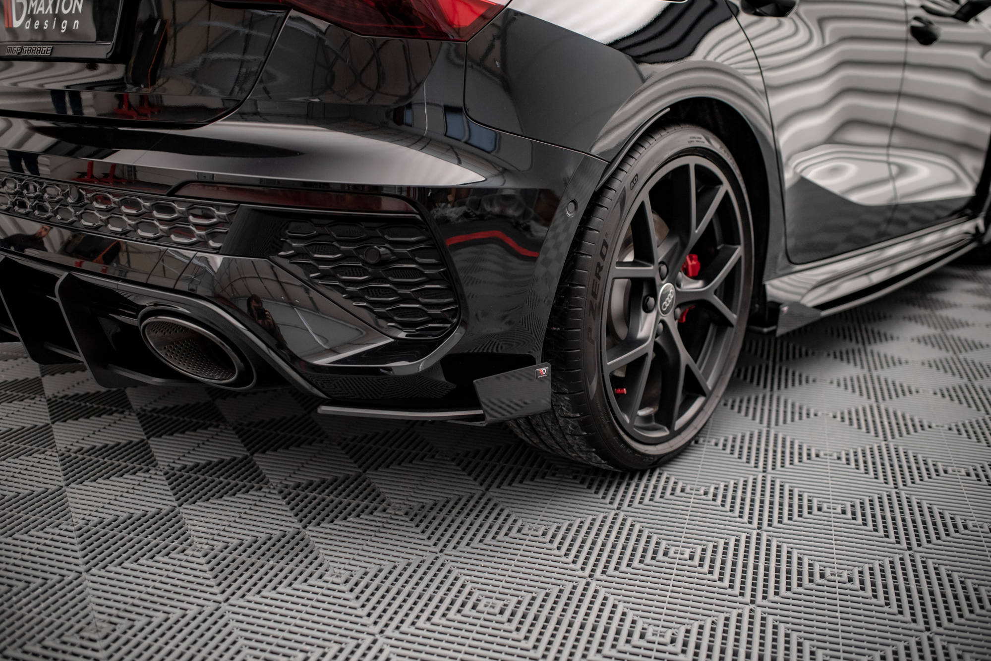 Hintere Seiten Flaps passend für Audi RS3 Sportback 8Y schwarz Hochglanz