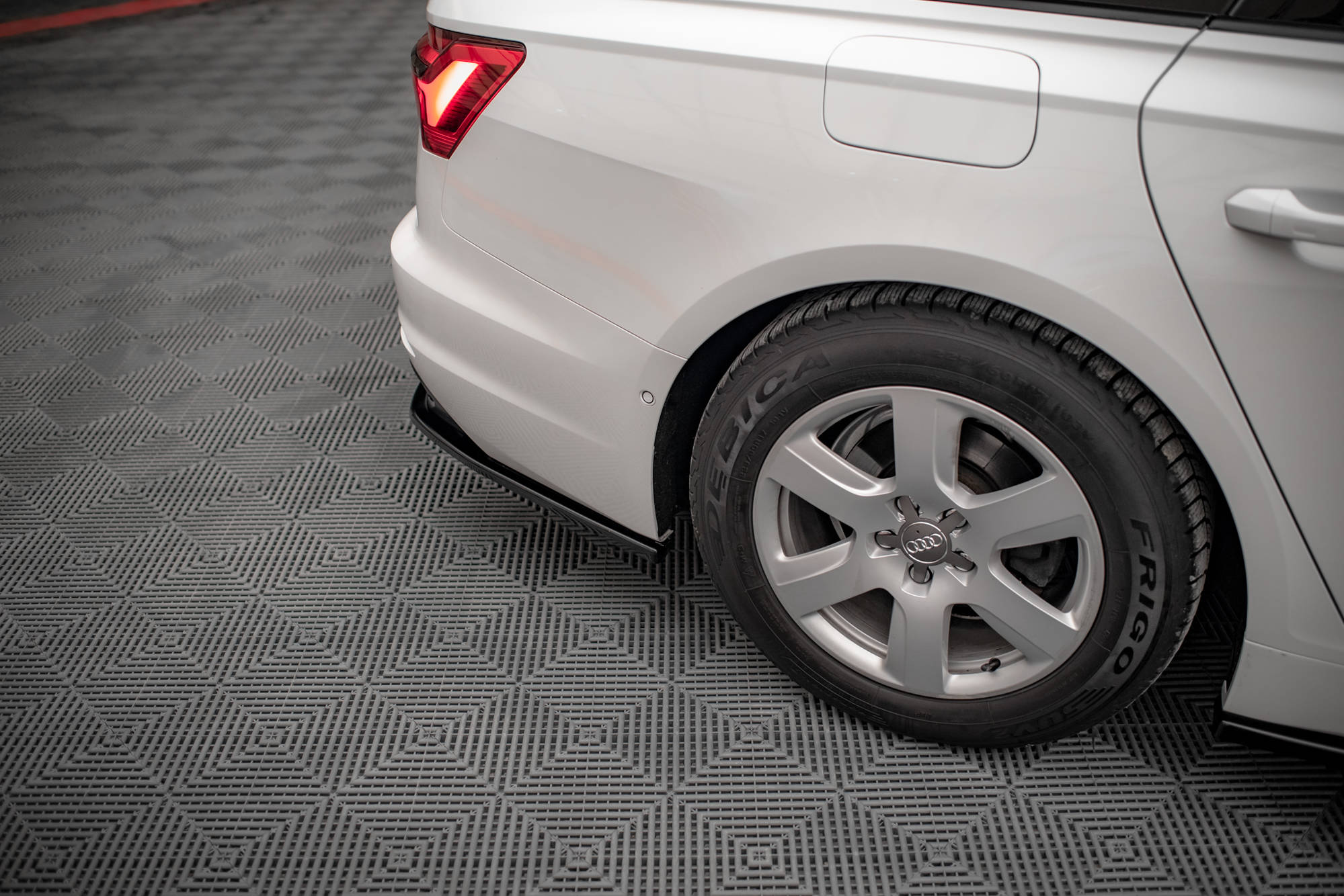Street+ Mittlerer Diffusor Heck Ansatz passend für Audi A6 C8 schwarz Hochglanz