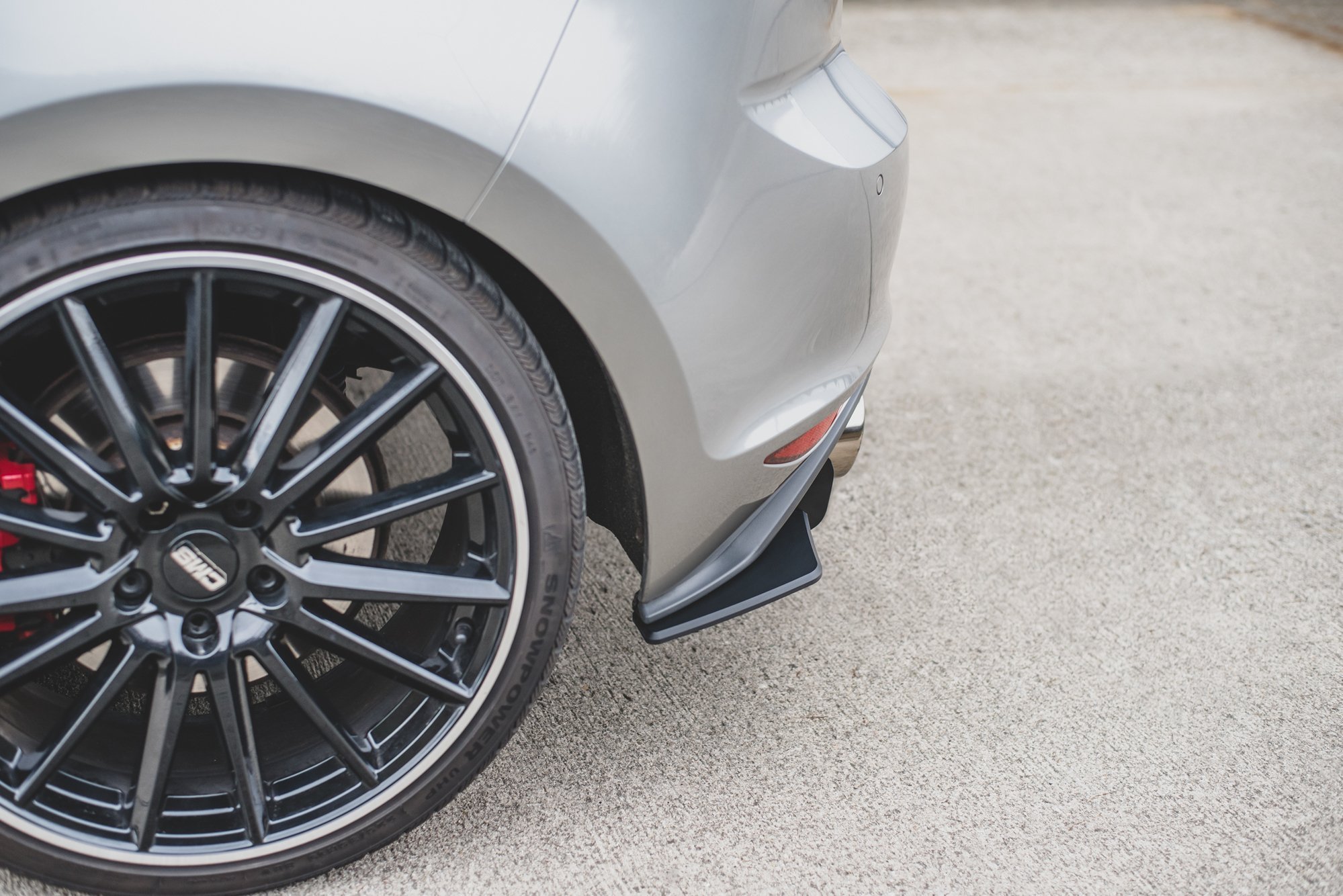 Street Pro Heck Ansatz Flaps V.1 L + R passend für VW Golf 7 GTI schwarz-rot