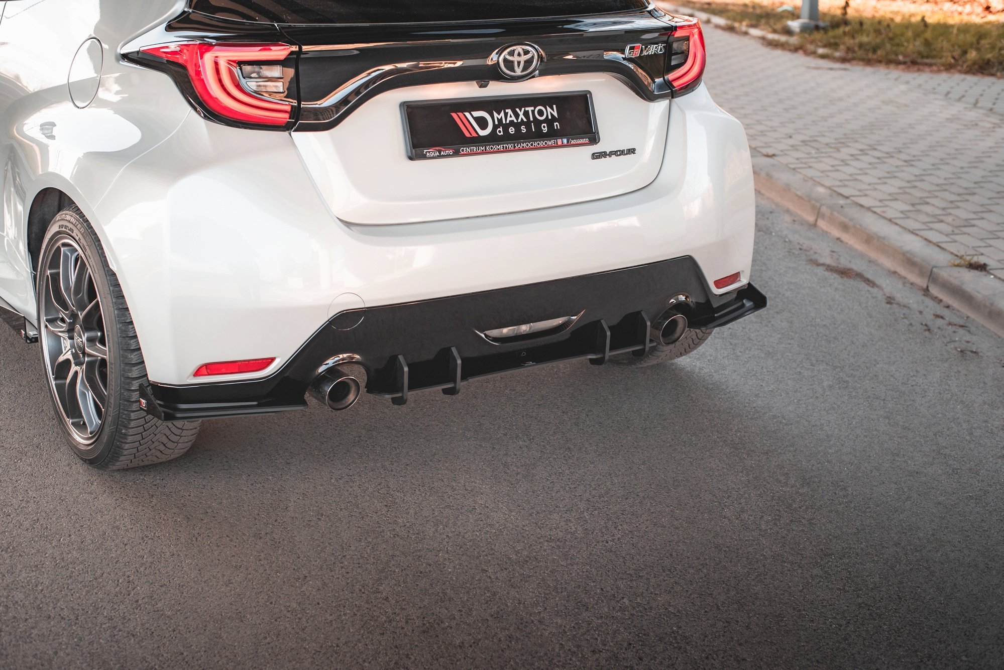 Street Pro Heckschürze Heck Ansatz Diffusor passend für Toyota GR Yaris Mk4 schwarz-rot