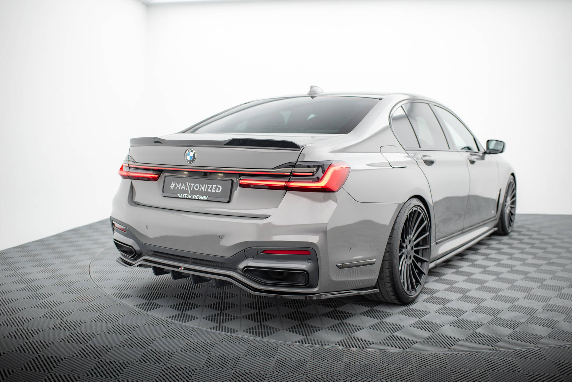 Street+ Mittlerer Diffusor RACE Heck Ansatz V.2 passend für BMW 7 M-Paket G11 / G12 FL schwarz Hochglanz