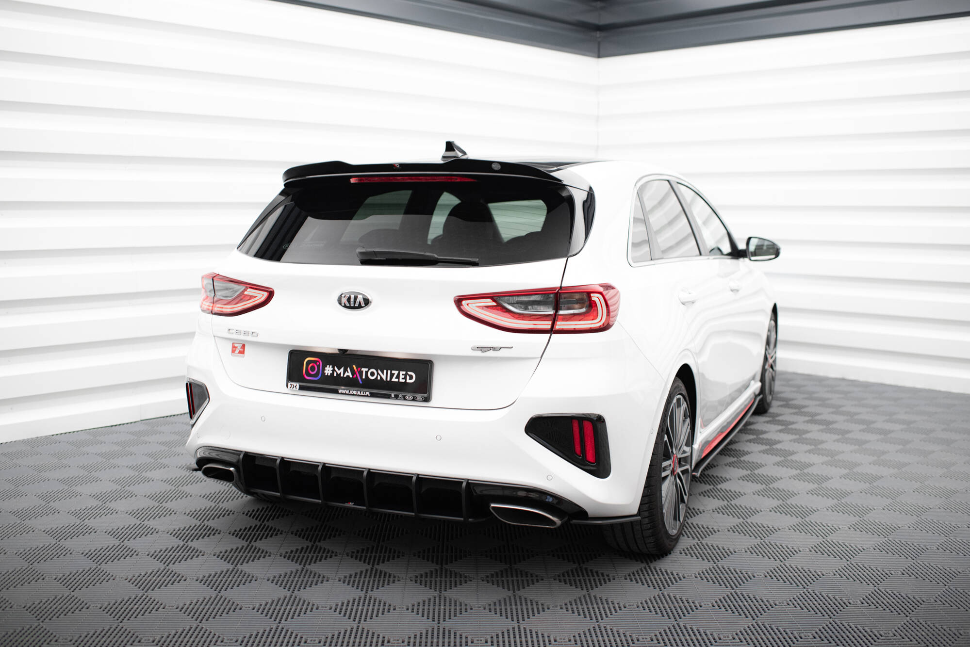 Street Pro Heckschürze Heck Ansatz Diffusor passend für Kia Ceed GT Mk3 schwarz-rot