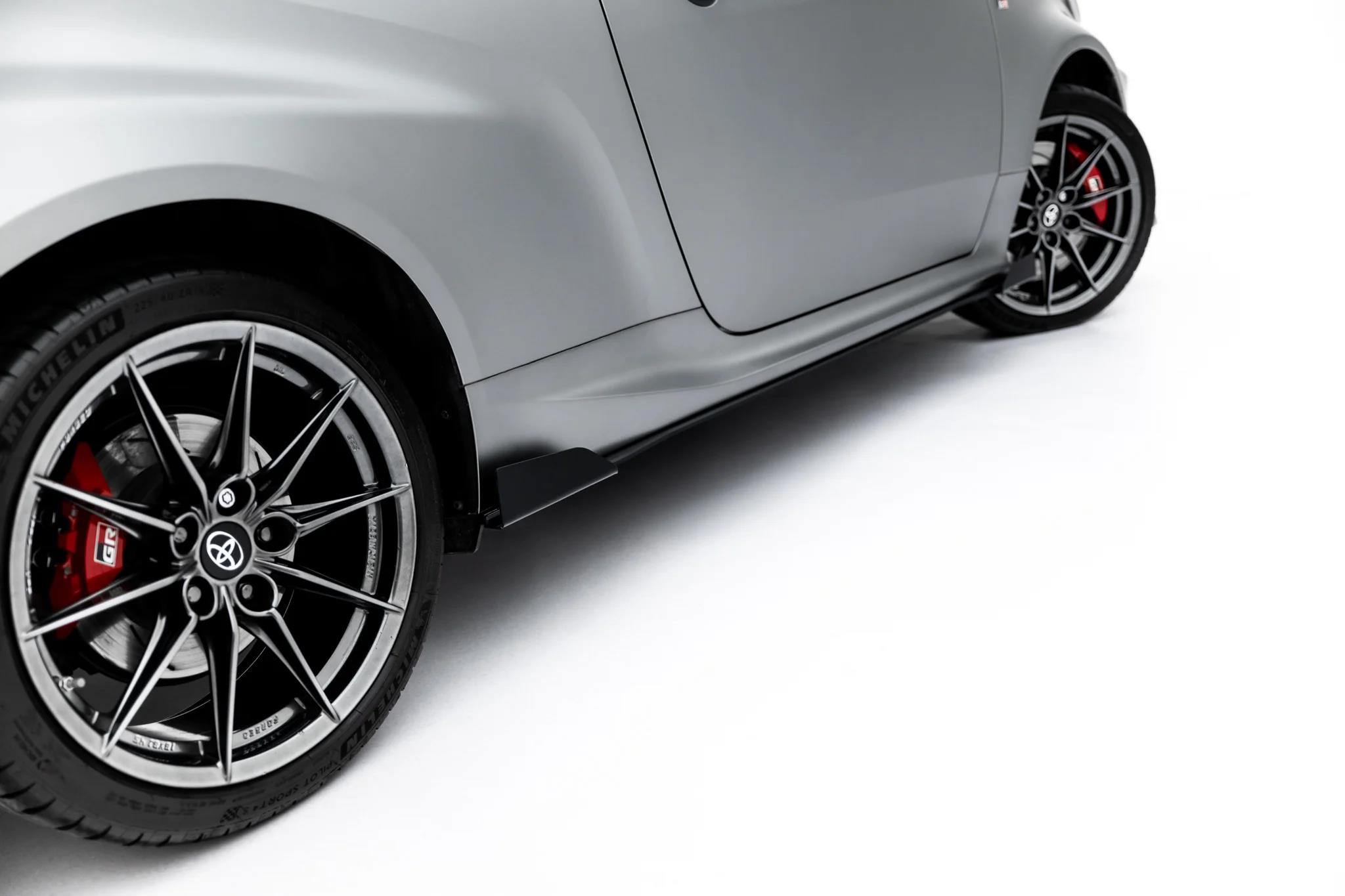 Seitenschweller Ansatz Paar + Flaps passend für Toyota GR Yaris Mk4 Facelift schwarz Hochglanz