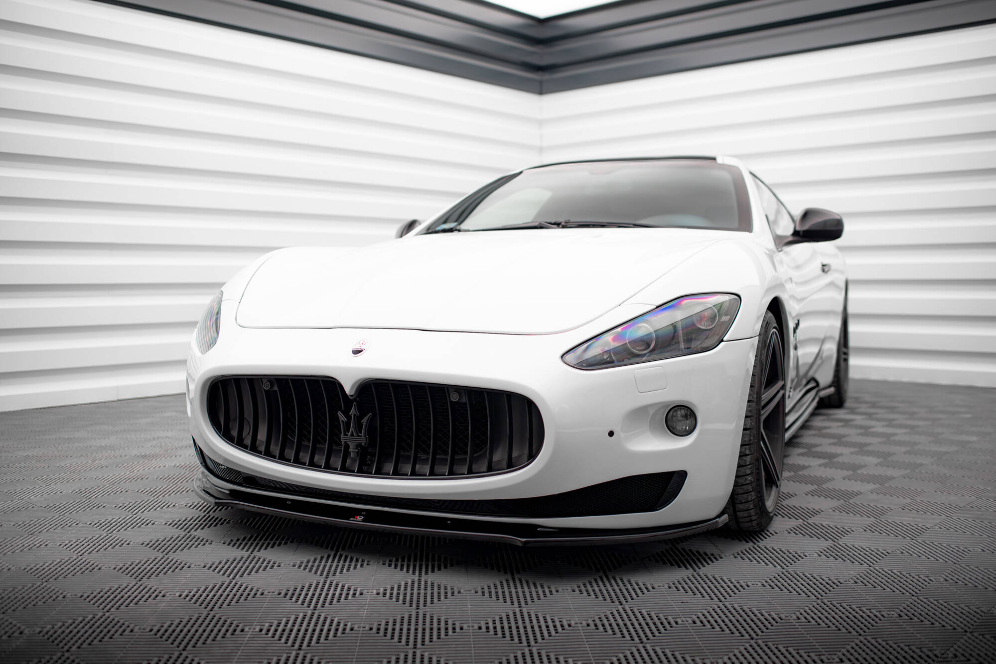 Frontlippe passend für Maserati Granturismo Mk1 schwarz Hochglanz