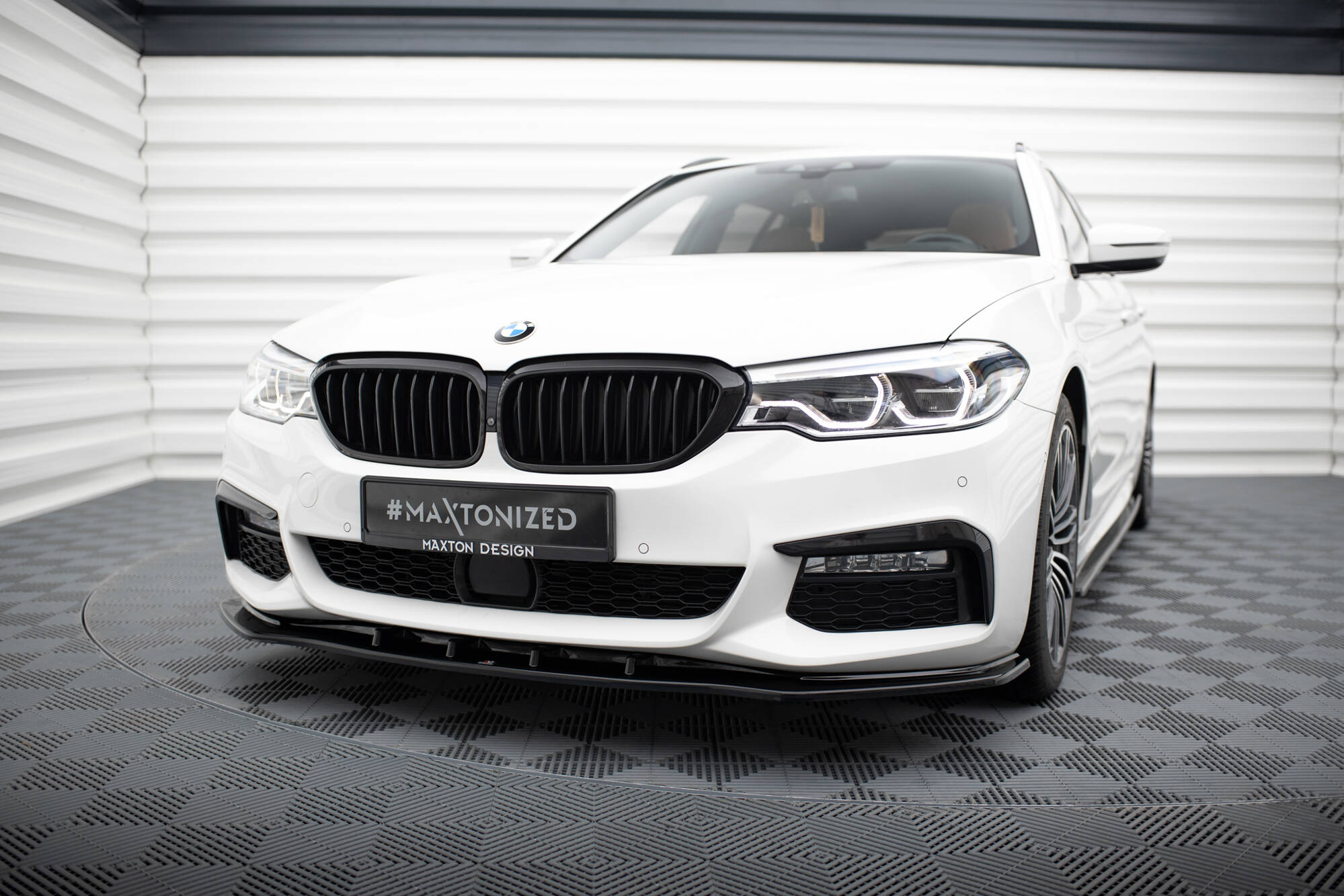 Front Ansatz V.1 für BMW 5er M-Paket / M550d / M550i G30/ G31 M-Paket schwarz Hochglanz