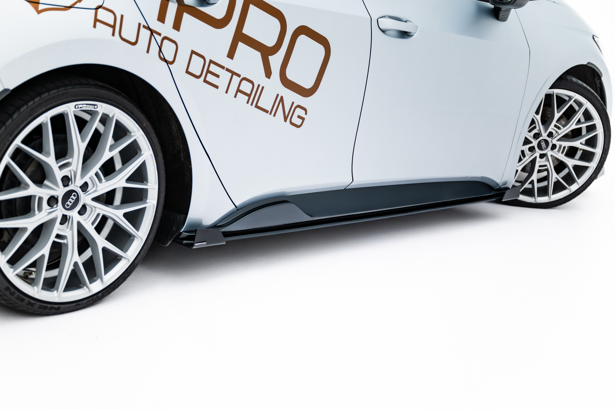 Seitenschweller Ansatz Paar + Flaps passend für CUPRA Born Mk1 schwarz Hochglanz