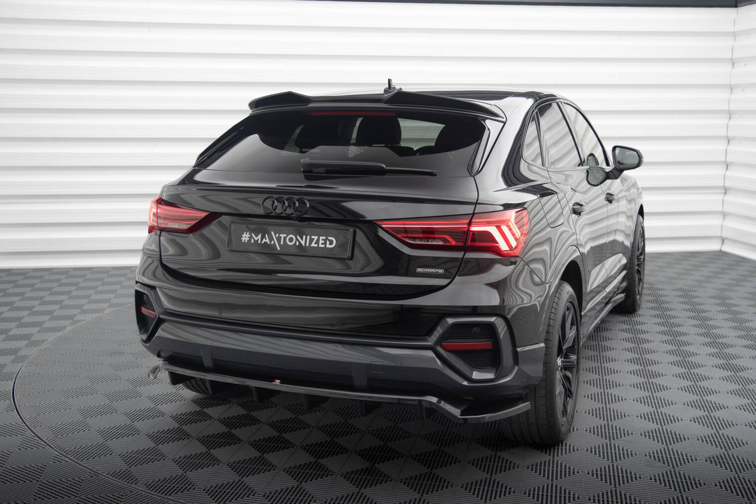 Street+ Mittlerer Diffusor RACE Heck Ansatz passend für Audi Q3 Sportback F3 schwarz Hochglanz