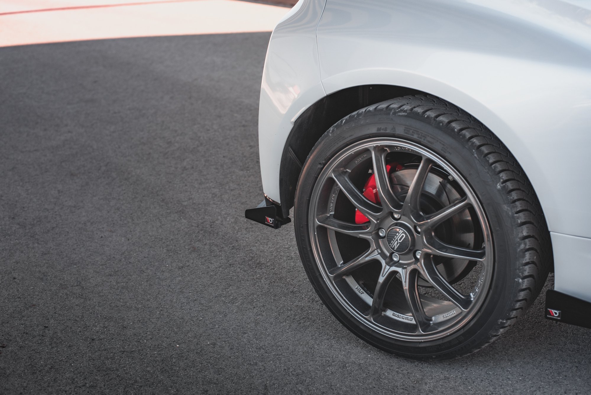 Street Pro Heck Ansatz Flaps passend für Toyota GR Yaris Mk4 rot+ Hochglanz Flaps