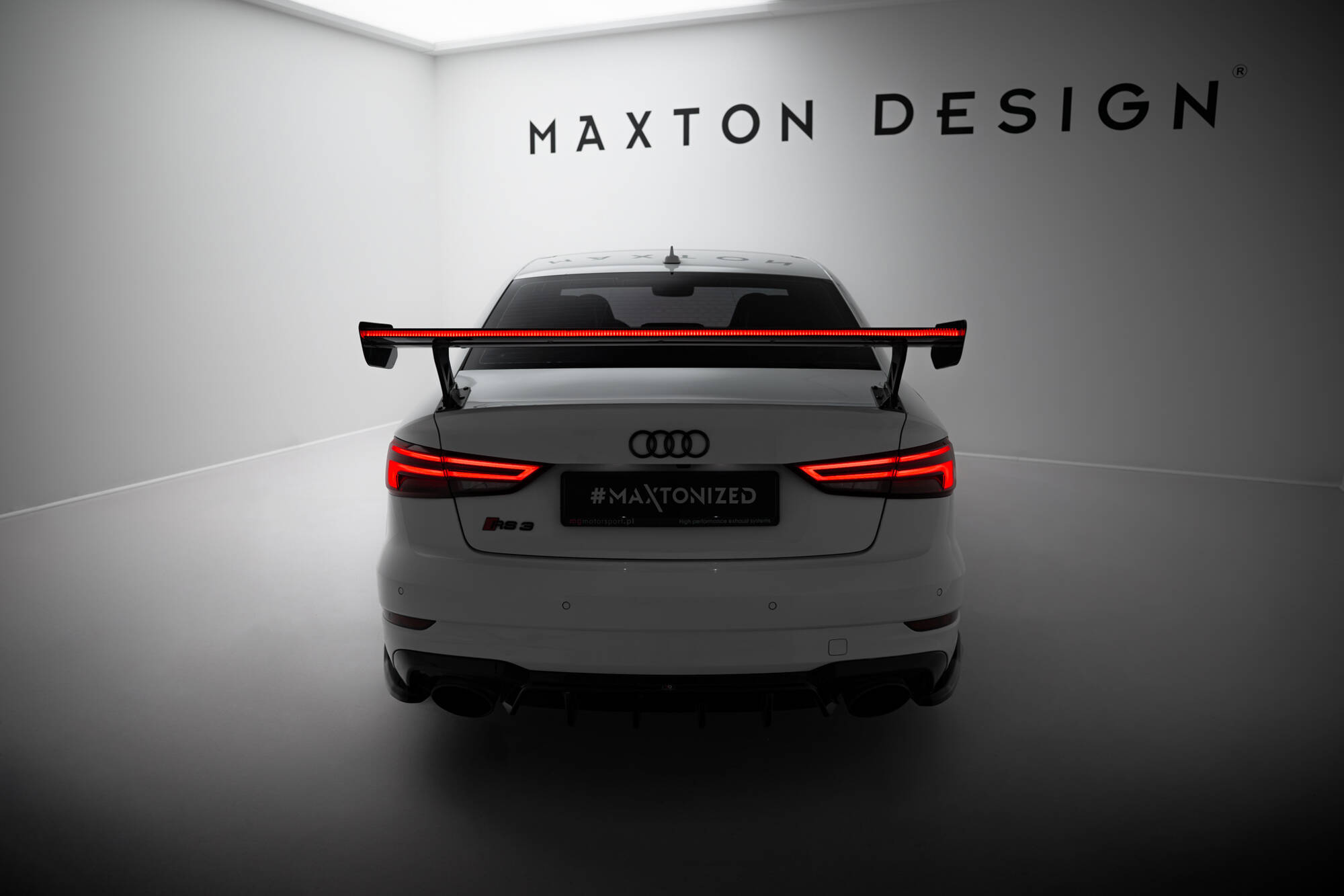 Carbon Heck Spoiler Heckflügel Standfuß Außen + LED passend für Audi A3 / A3 S-Line / S3 / RS3 Limousine 8V / 8V FL