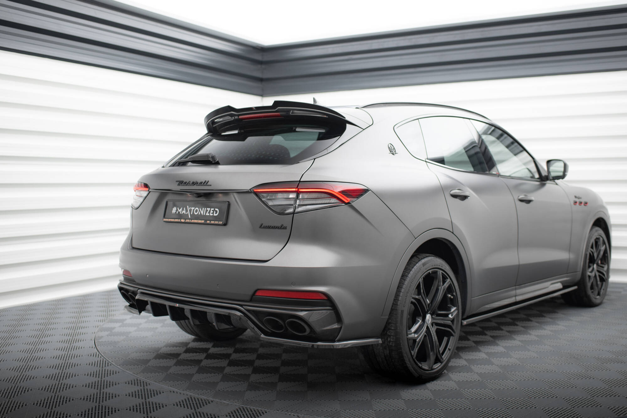Diffusor Heckansatz passend für Maserati Levante Trofeo Mk1 schwarz Hochglanz