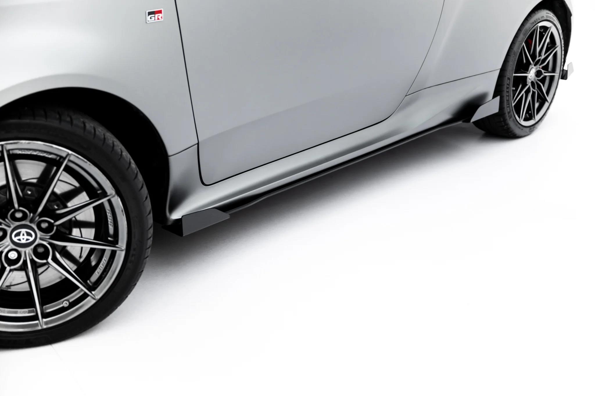 Seitenschweller Ansatz Paar + Flaps passend für Toyota GR Yaris Mk4 Facelift schwarz Hochglanz