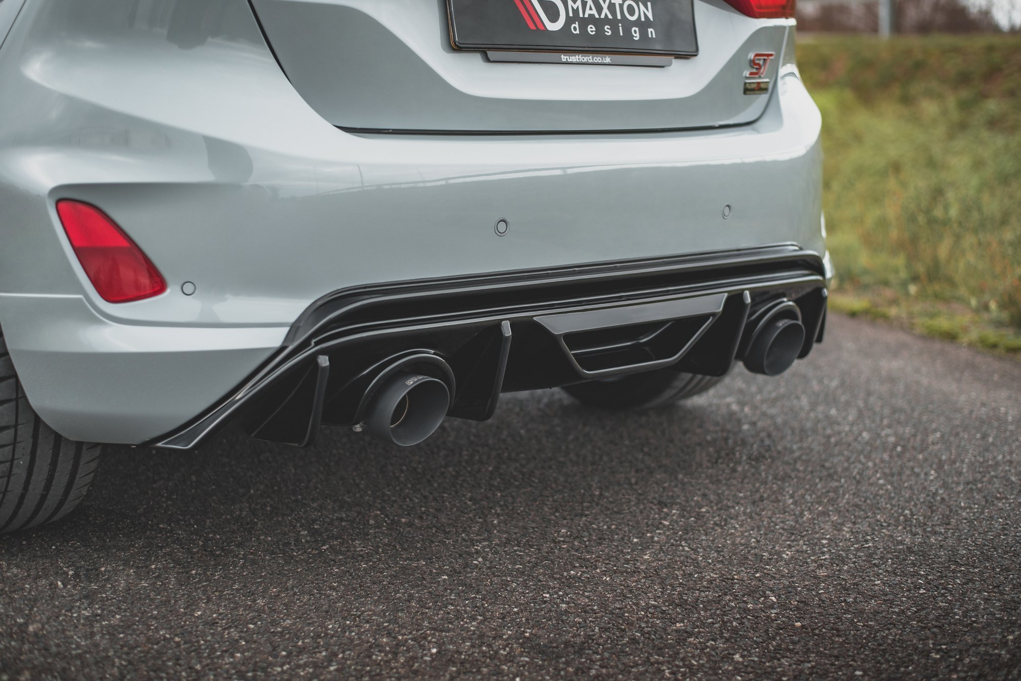 Heckansatz Diffusor passend für Ford Fiesta ST mk8 schwarz Hochglanz+Milltek Sport Endschalldämpfer schwarz