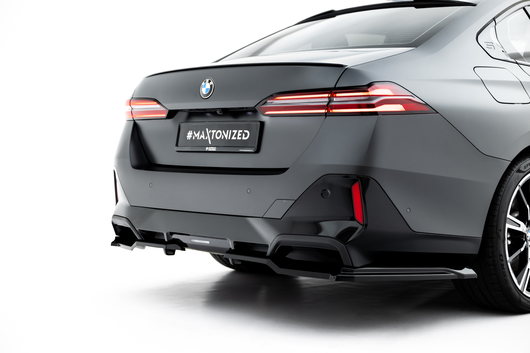 Street+ Mittlerer Diffusor RACE Heck Ansatz V.1 passend für BMW 5er / i5 M-Paket Limousine / Touring G60 / G61 schwarz Hochglanz