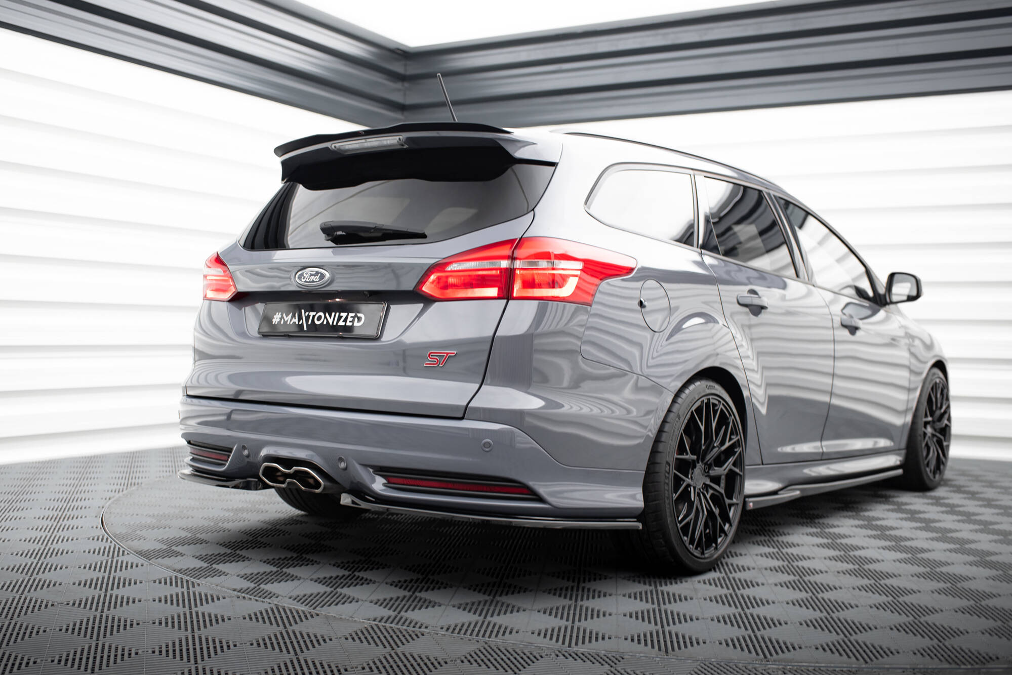 Heck Ansatz Flaps Diffusor für Ford Focus ST Kombi Mk3 / Mk3 Facelift schwarz Hochglanz