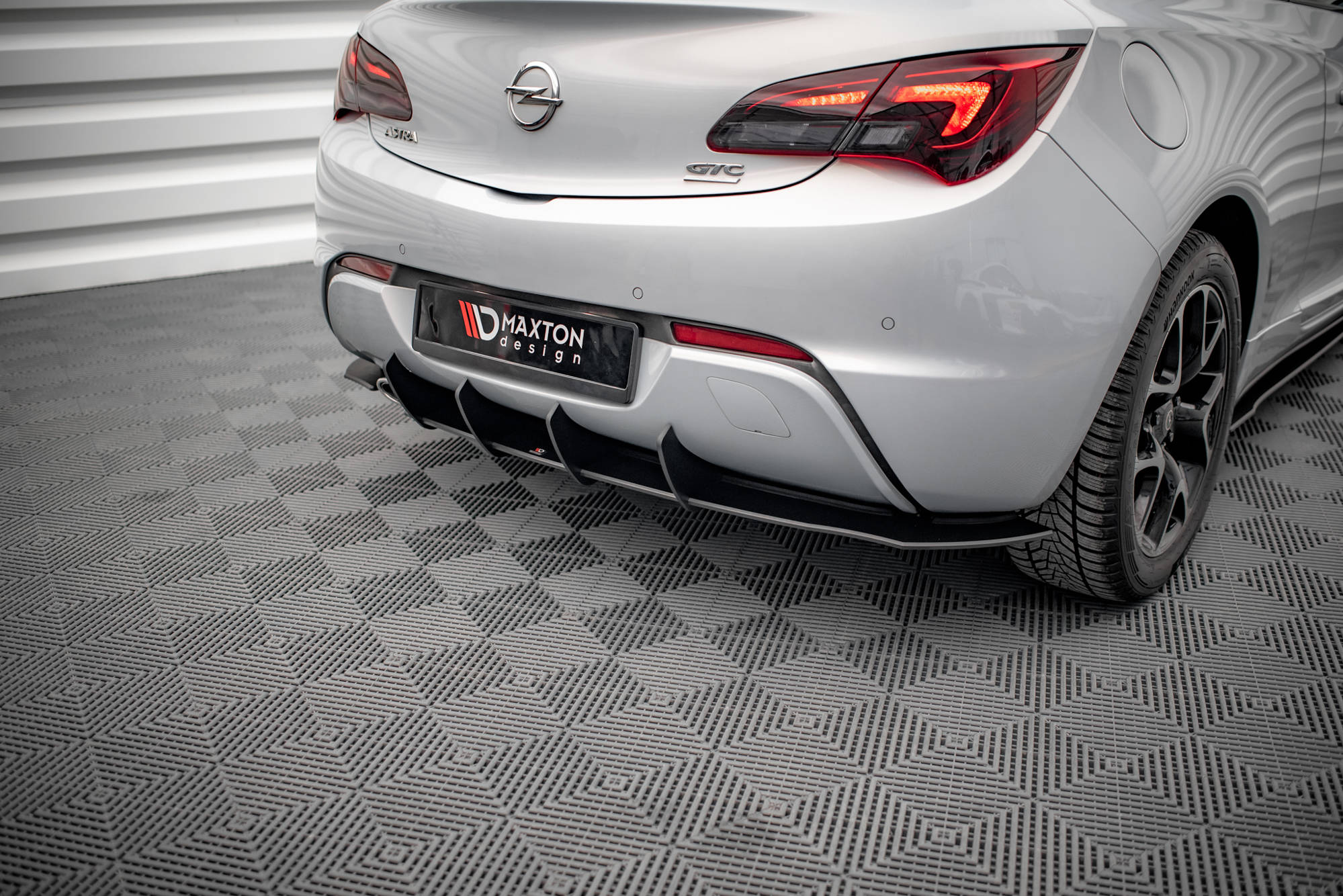 Street Pro Heckschürze Heck Ansatz Diffusor passend für Opel Astra GTC OPC-Line J schwarz-rot