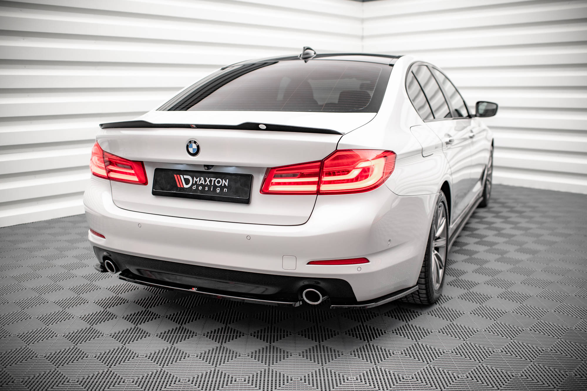 Street+ Mittlerer Diffusor Heck Ansatz passend für BMW 5er Limousine G30 schwarz Hochglanz