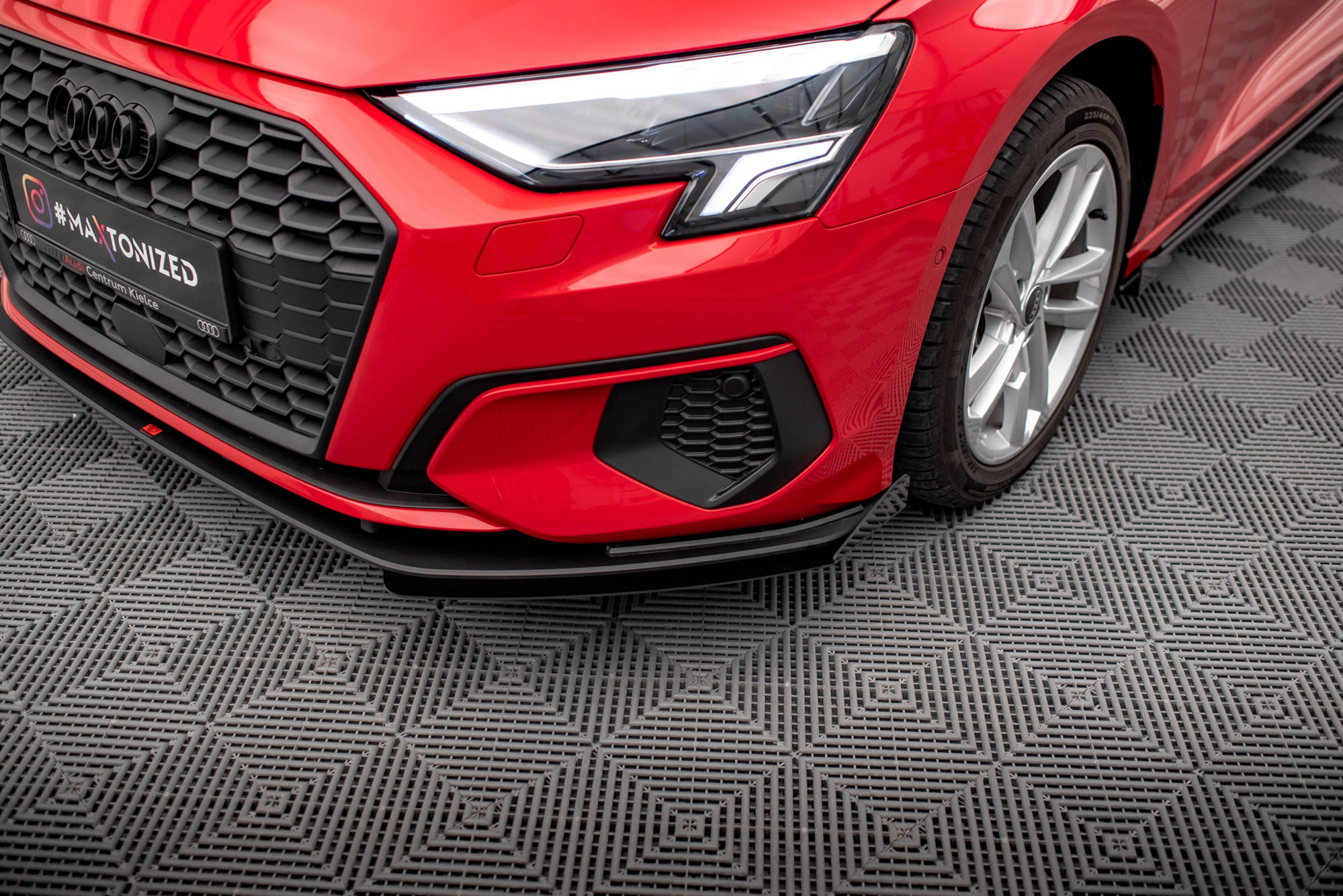 Street Pro Spoilerlippe Front Ansatz passend für Audi A3 8Y rot+ Hochglanz Flaps