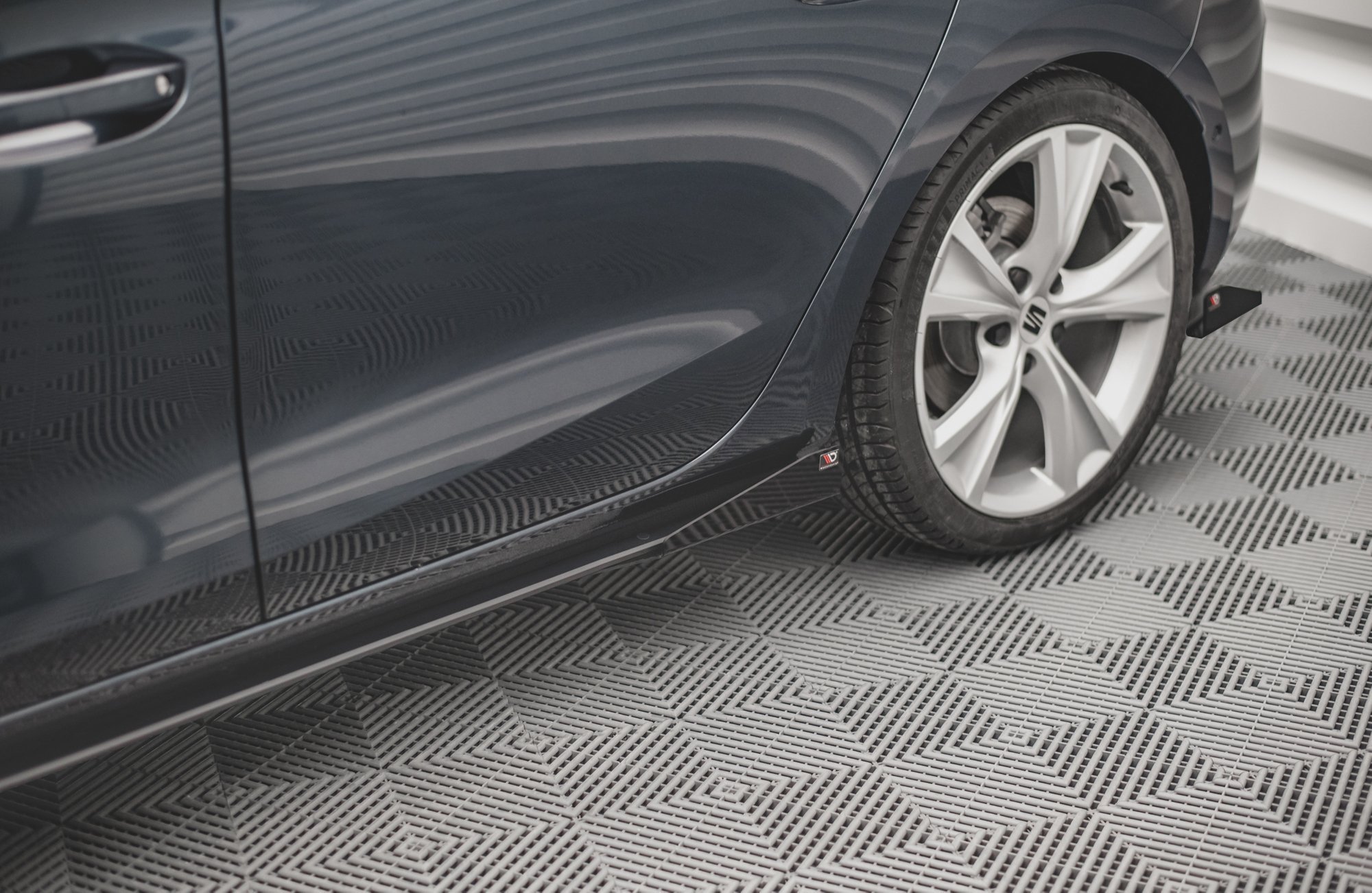 Street Pro Seitenschweller Leisten + Flaps passend für Seat Leon FR Mk4 schwarz Hochglanz