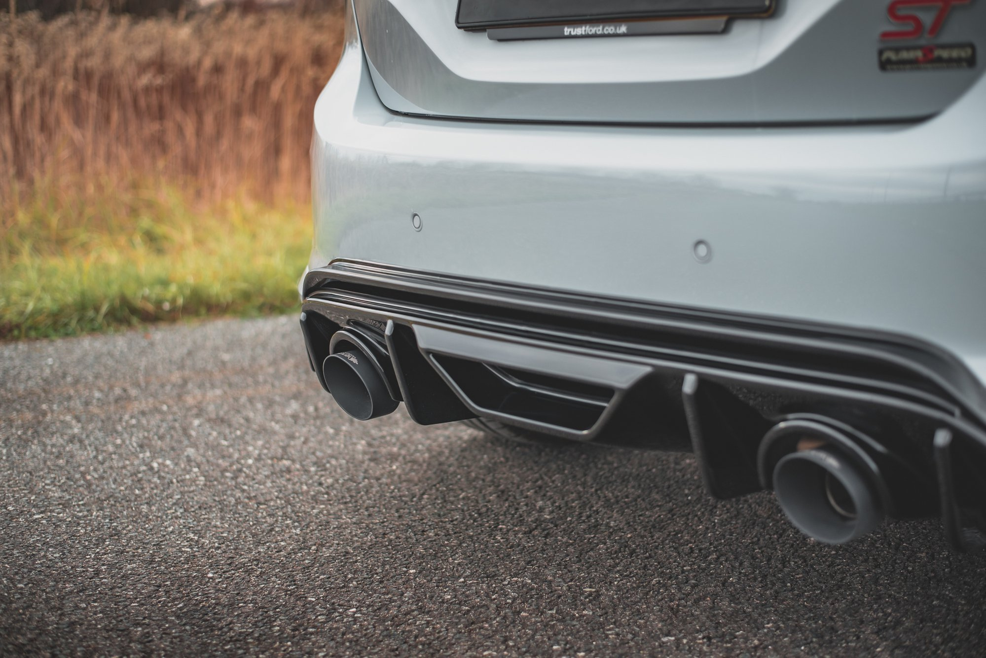 Heckansatz Diffusor passend für Ford Fiesta ST mk8 schwarz Hochglanz+Milltek Sport Endschalldämpfer geglüht + GPF System