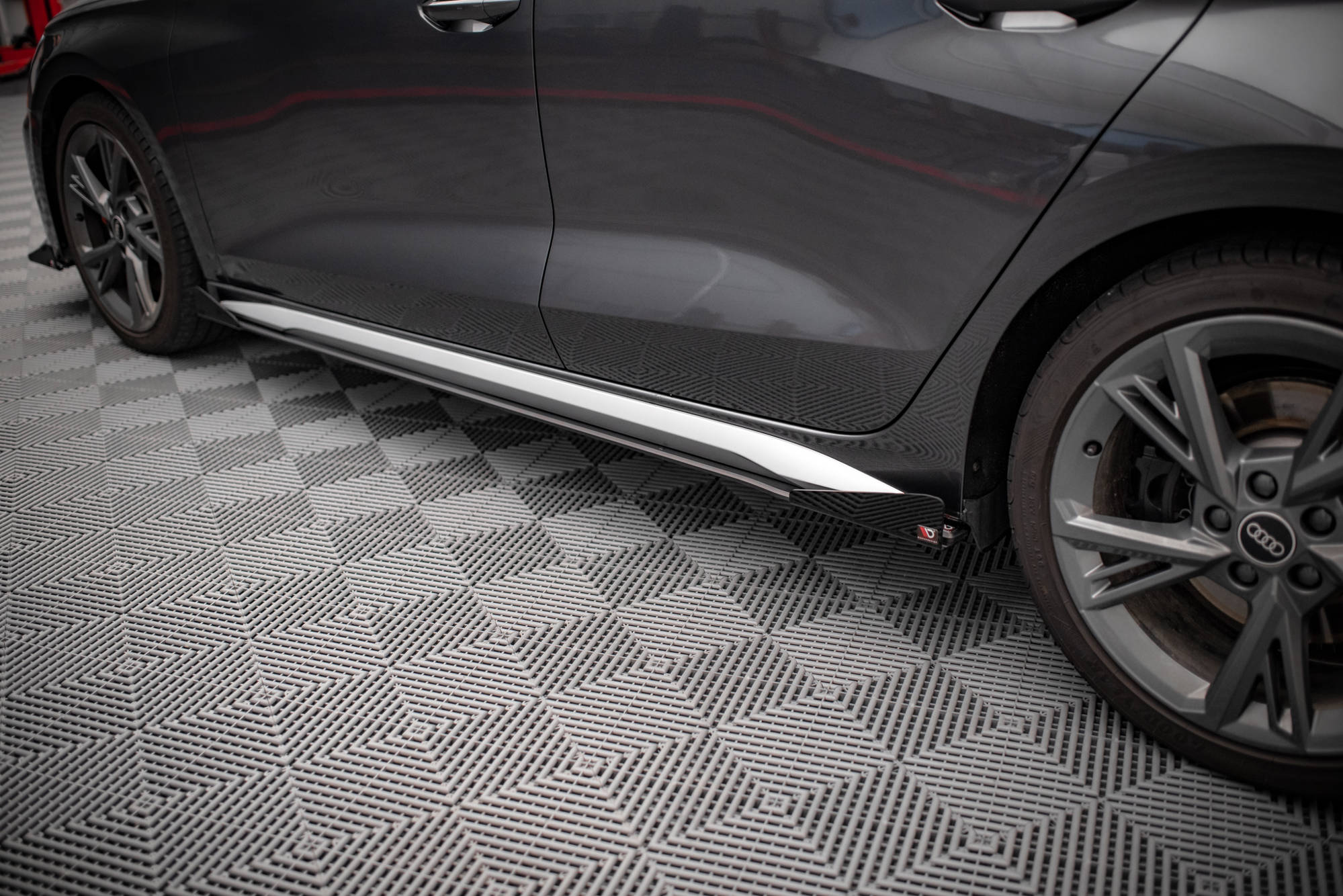 Street Pro Seitenschweller Leisten + Flaps V.1 passend für Audi S3 / A3 S-Line 8Y / 8Y FL schwarz Hochglanz