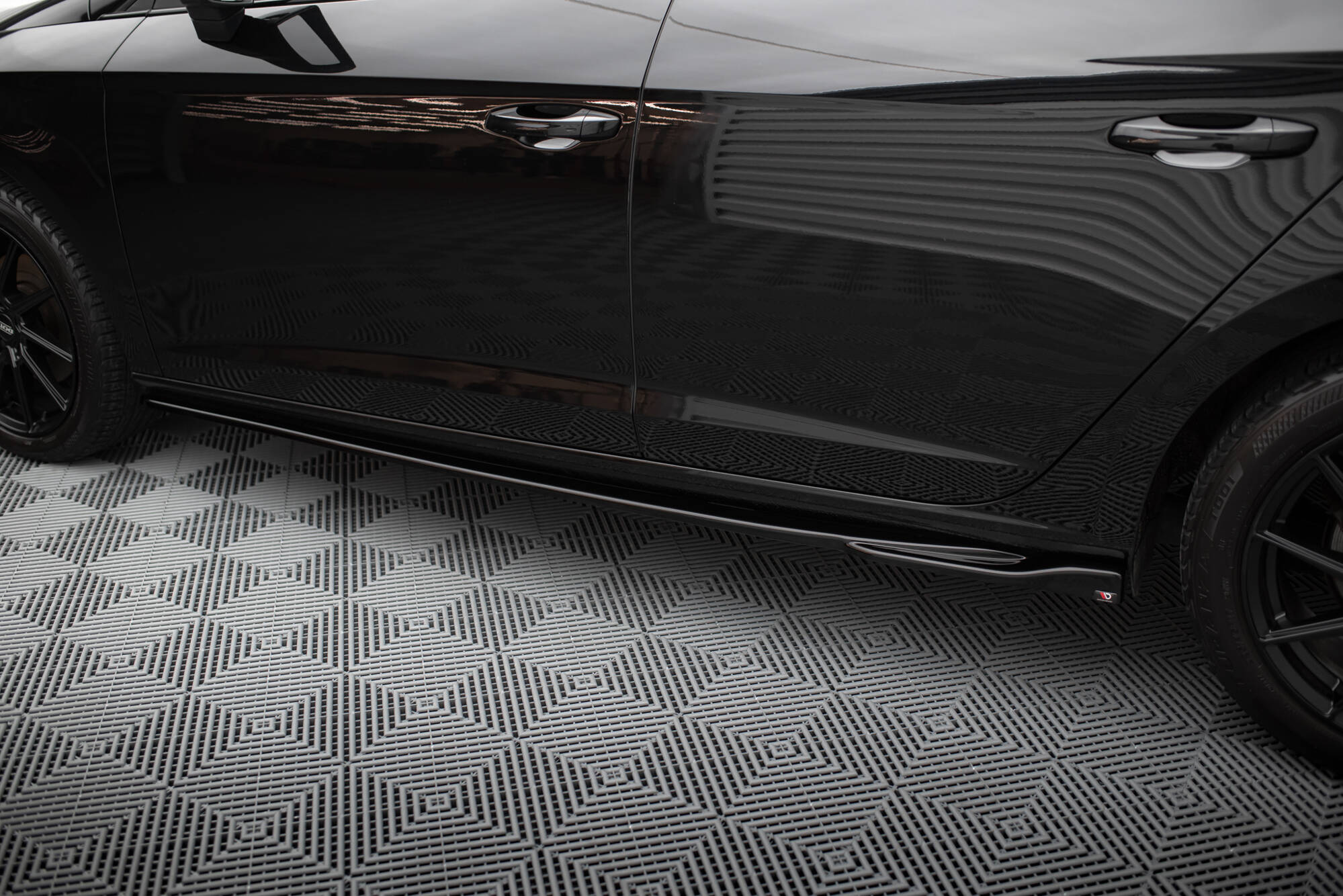 Seitenschweller Ansatz für V.4 Seat Leon Cupra / FR Mk3 FL schwarz Hochglanz