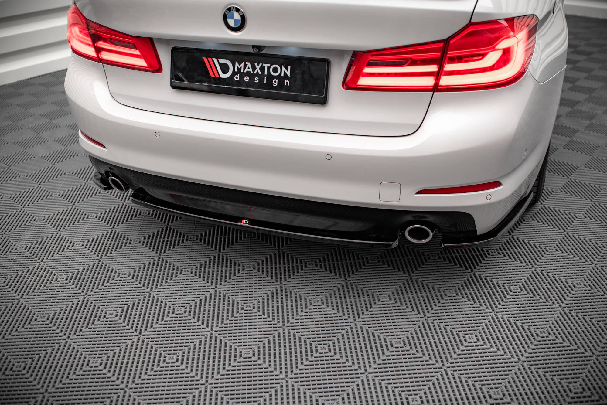 Street+ Mittlerer Diffusor Heck Ansatz passend für BMW 5er Limousine G30 schwarz Hochglanz