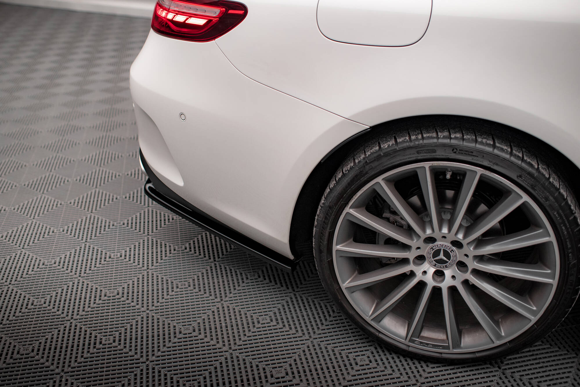 Heck Ansatz Flaps Diffusor für Mercedes-Benz E-Klasse W213 Coupe C238 / Cabriolet A238 AMG-Line schwarz Hochglanz