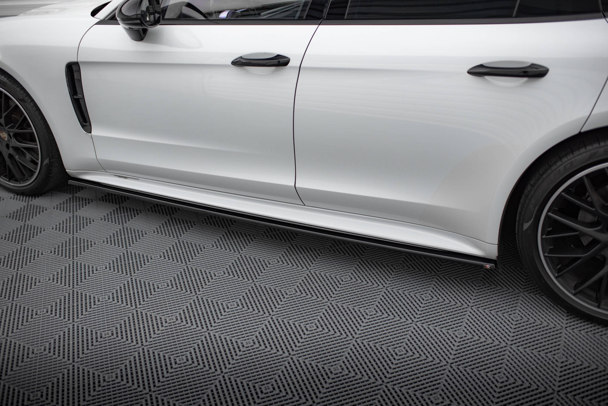 Seitenschweller Ansatz für Porsche Panamera GTS 971 schwarz Hochglanz
