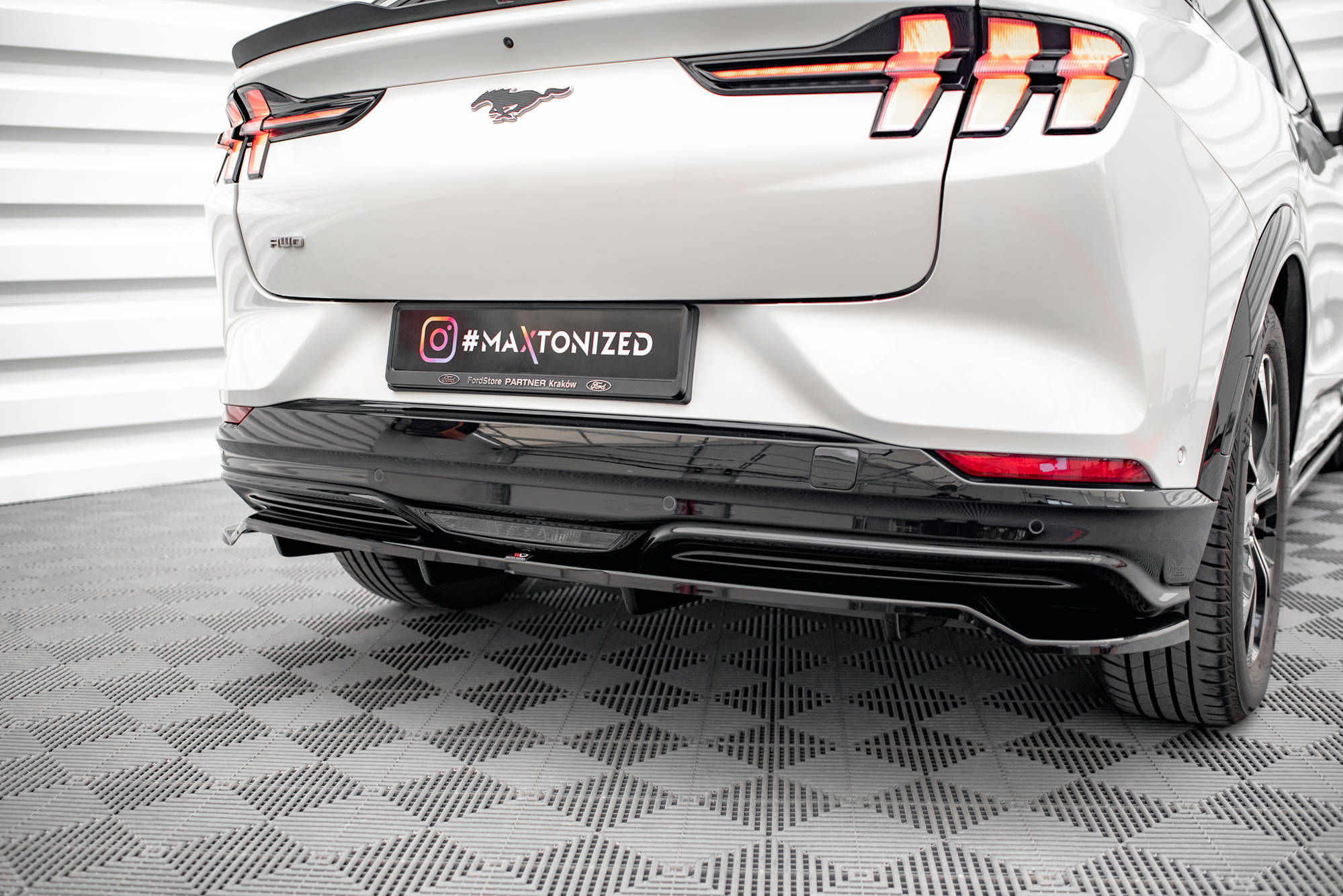 Street+ Mittlerer Diffusor RACE Heck Ansatz passend für Ford Mustang Mach-E Mk1 schwarz Hochglanz