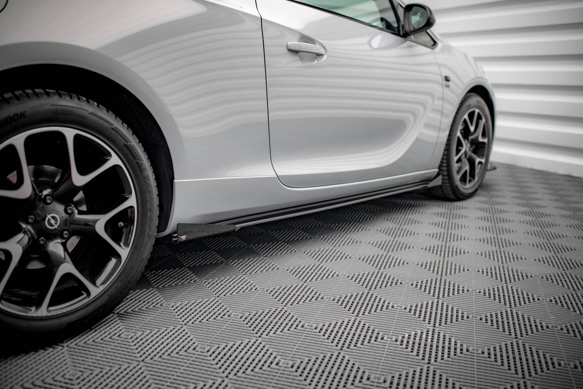 Street Pro Seitenschweller Leisten + Flaps passend für Opel Astra GTC OPC-Line J schwarz Hochglanz