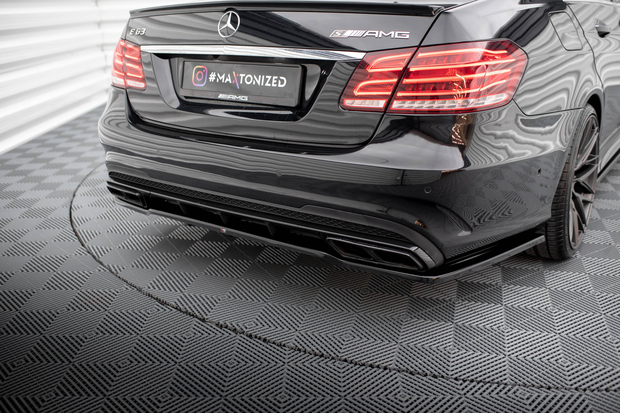 Street+ Mittlerer Diffusor RACE Heck Ansatz passend für Mercedes E63 AMG Limousine W212 FL schwarz Hochglanz