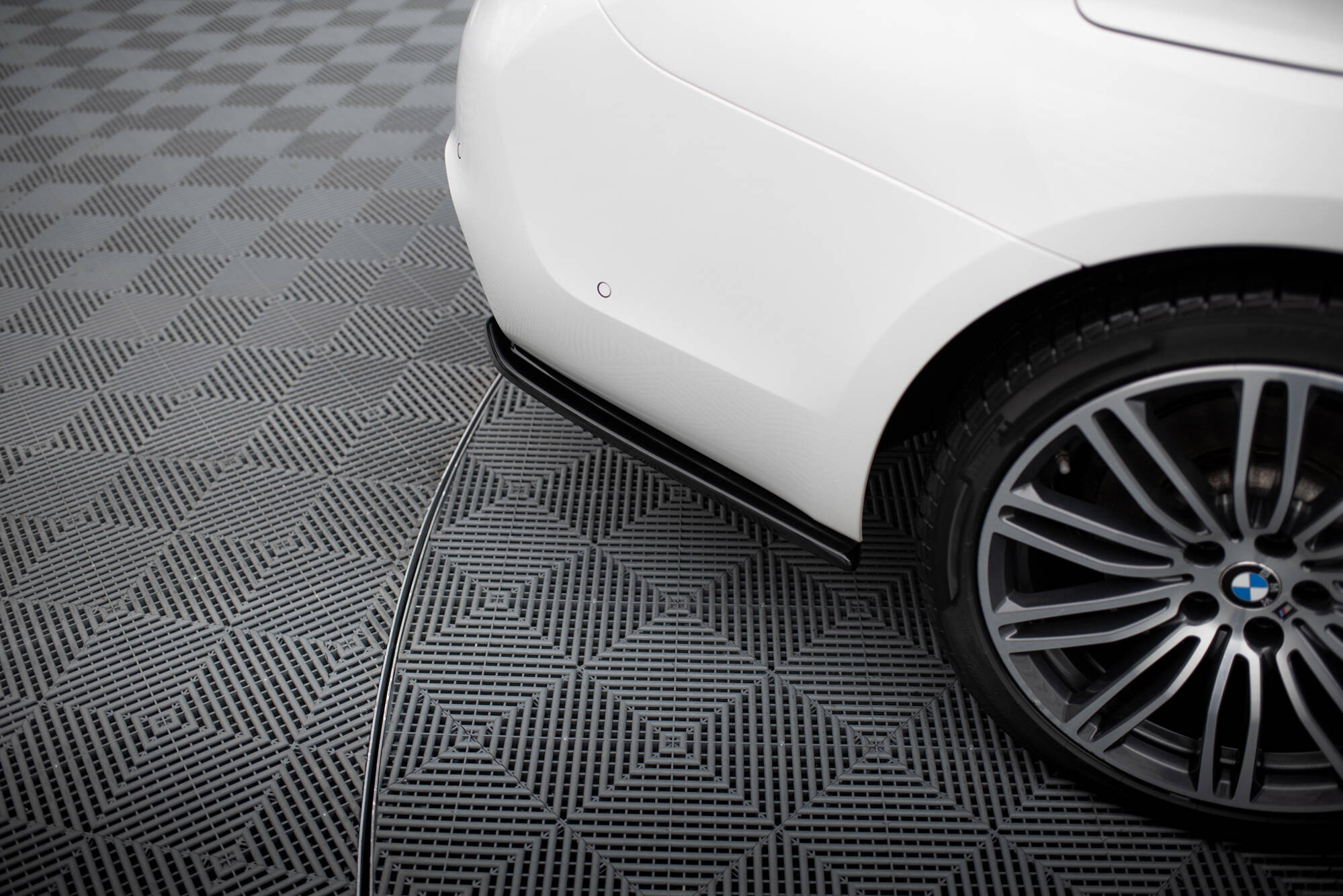 Heck Ansatz Flaps Diffusor für BMW 5er G30/ G31 M-Paket schwarz Hochglanz
