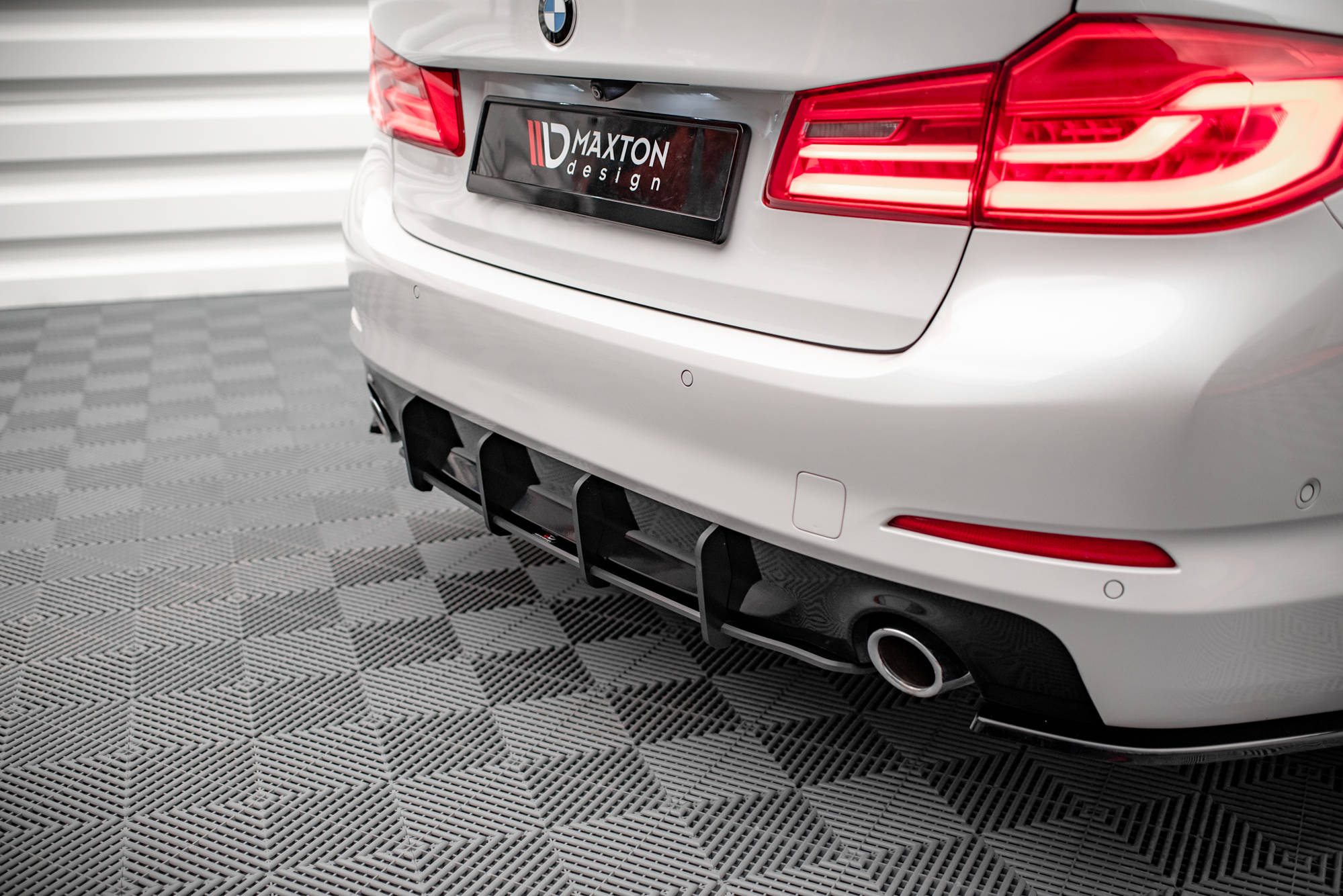 Street Pro Heckschürze Heck Ansatz Diffusor passend für BMW 5er G30 schwarz-rot