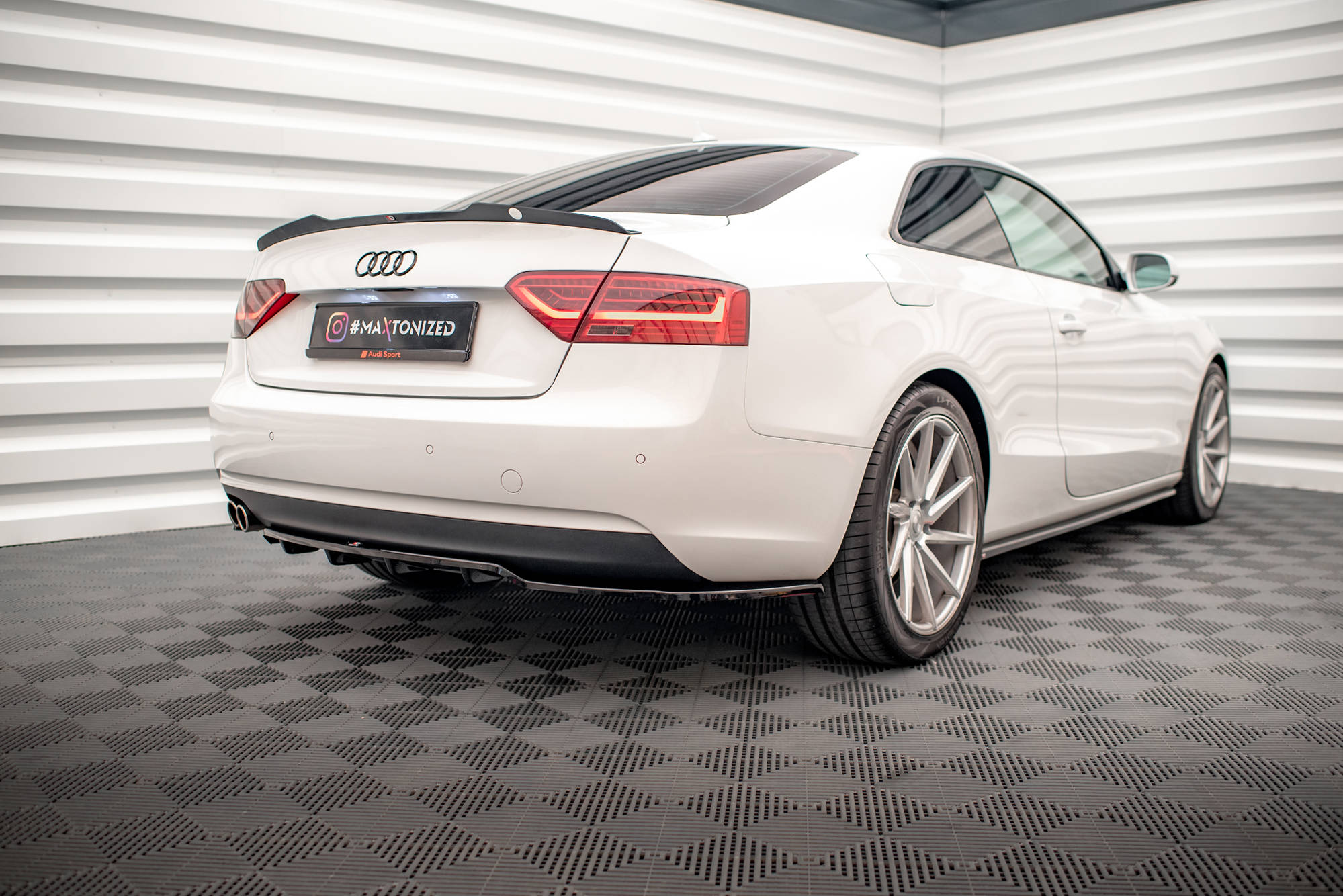 Street+ Mittlerer Diffusor RACE Heck Ansatz passend für Audi A5 Coupe 8T FL schwarz Hochglanz