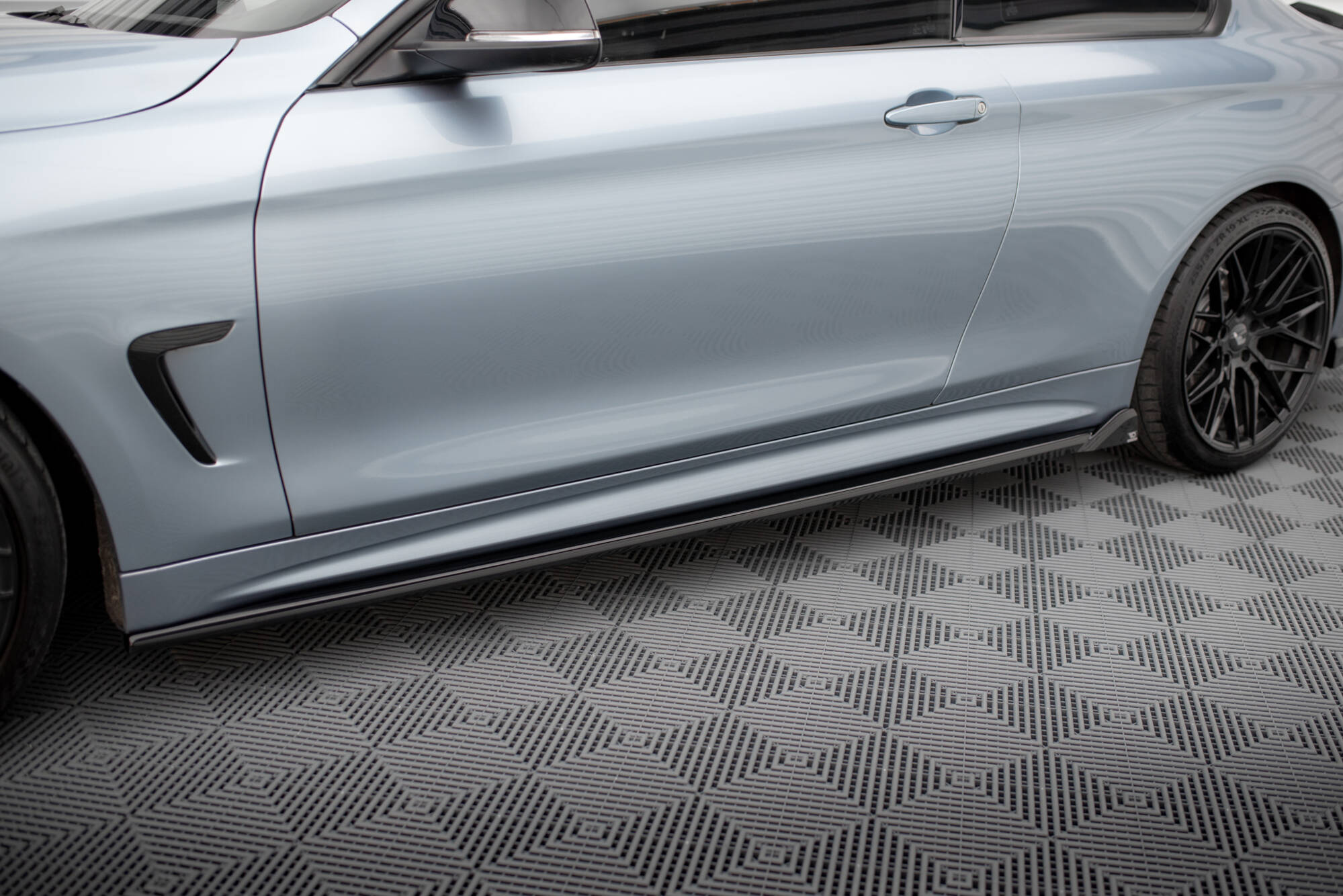 Street+ Seitenschweller Leisten V.2 passend für BMW 4er Coupe / Gran Coupe / Cabrio M-Paket F32 / F36 / F33 schwarz Hochglanz