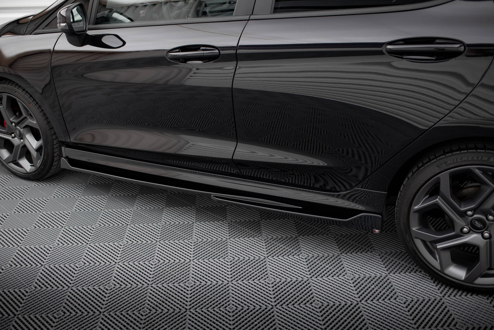 Seitenschweller Ansatz für V.4 Ford Fiesta Mk8 ST / ST-Line schwarz Hochglanz