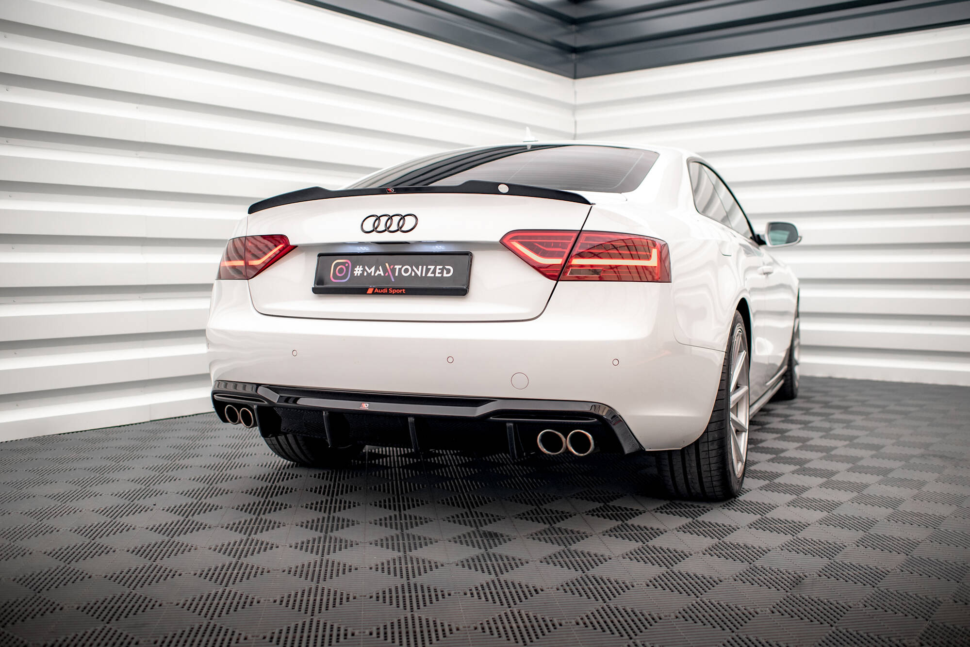 Street+ Heck Ansatz Diffusor passend für Audi A5 Coupe 8T FL Doppelauspuff li. re. schwarz Hochglanz