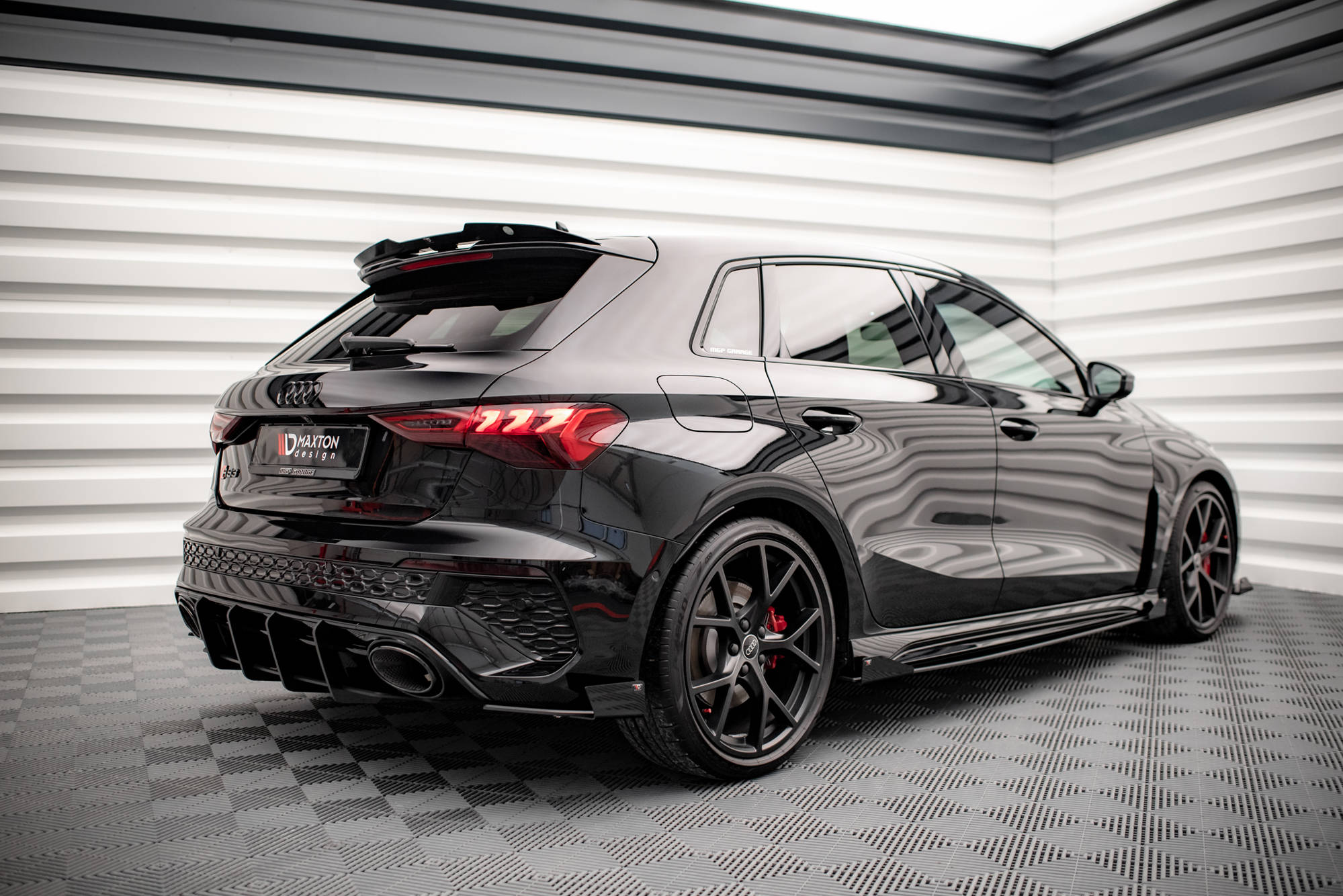 Hintere Seiten Flaps passend für Audi RS3 Sportback 8Y schwarz Hochglanz