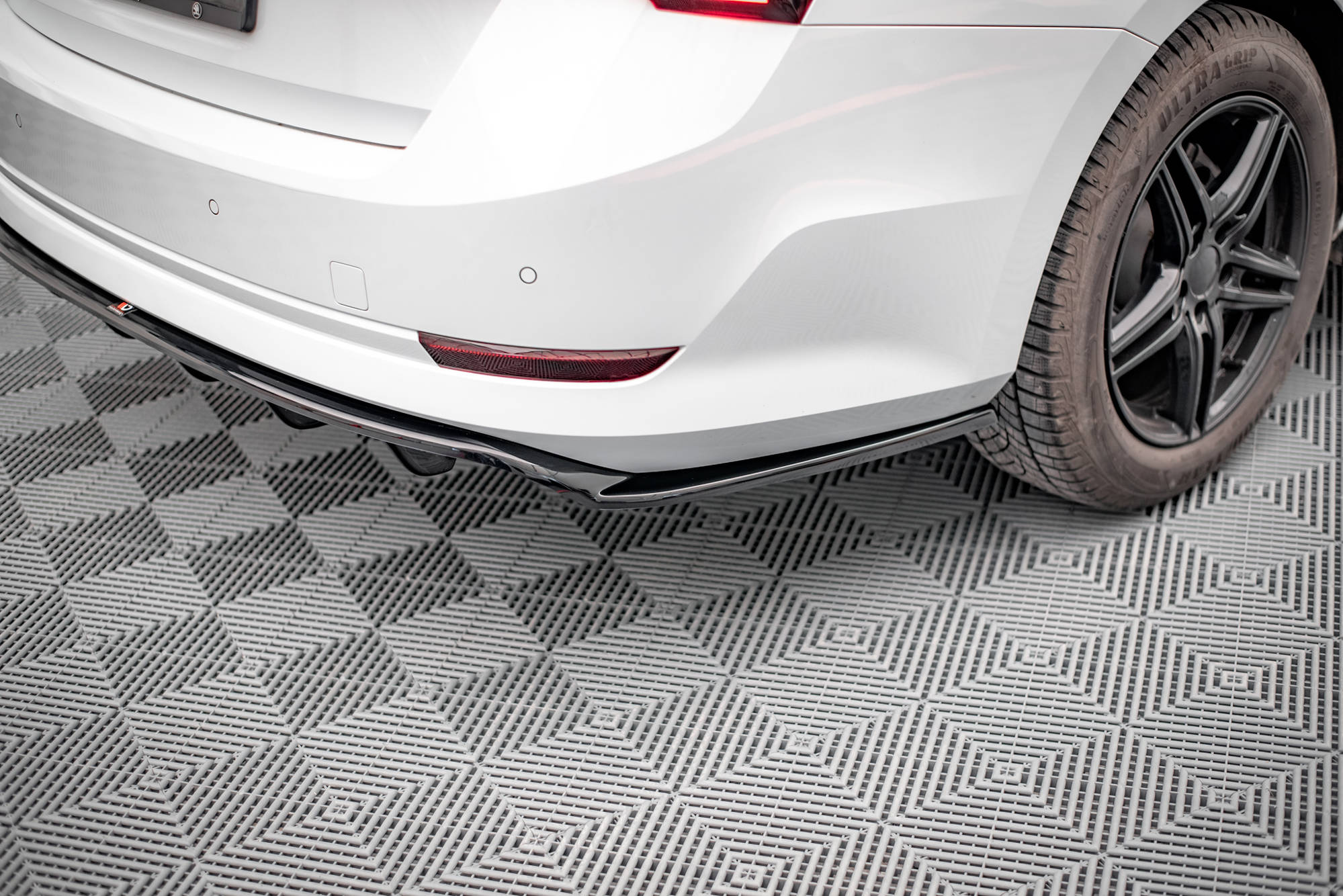 Street+ Mittlerer Diffusor RACE Heck Ansatz passend für Skoda Octavia Mk4 schwarz Hochglanz
