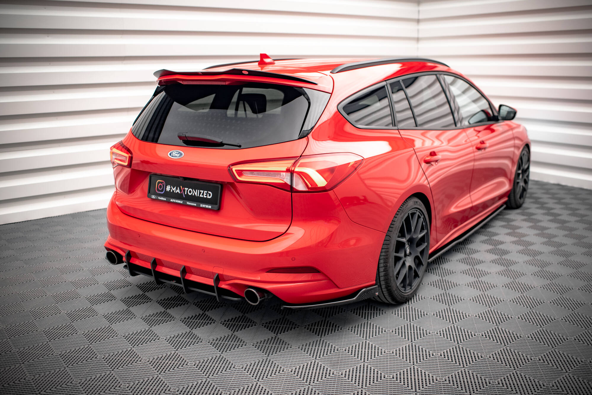 Street+ Heck Ansatz Flaps V.6 passend für Ford Focus Kombi ST Mk4 schwarz Hochglanz