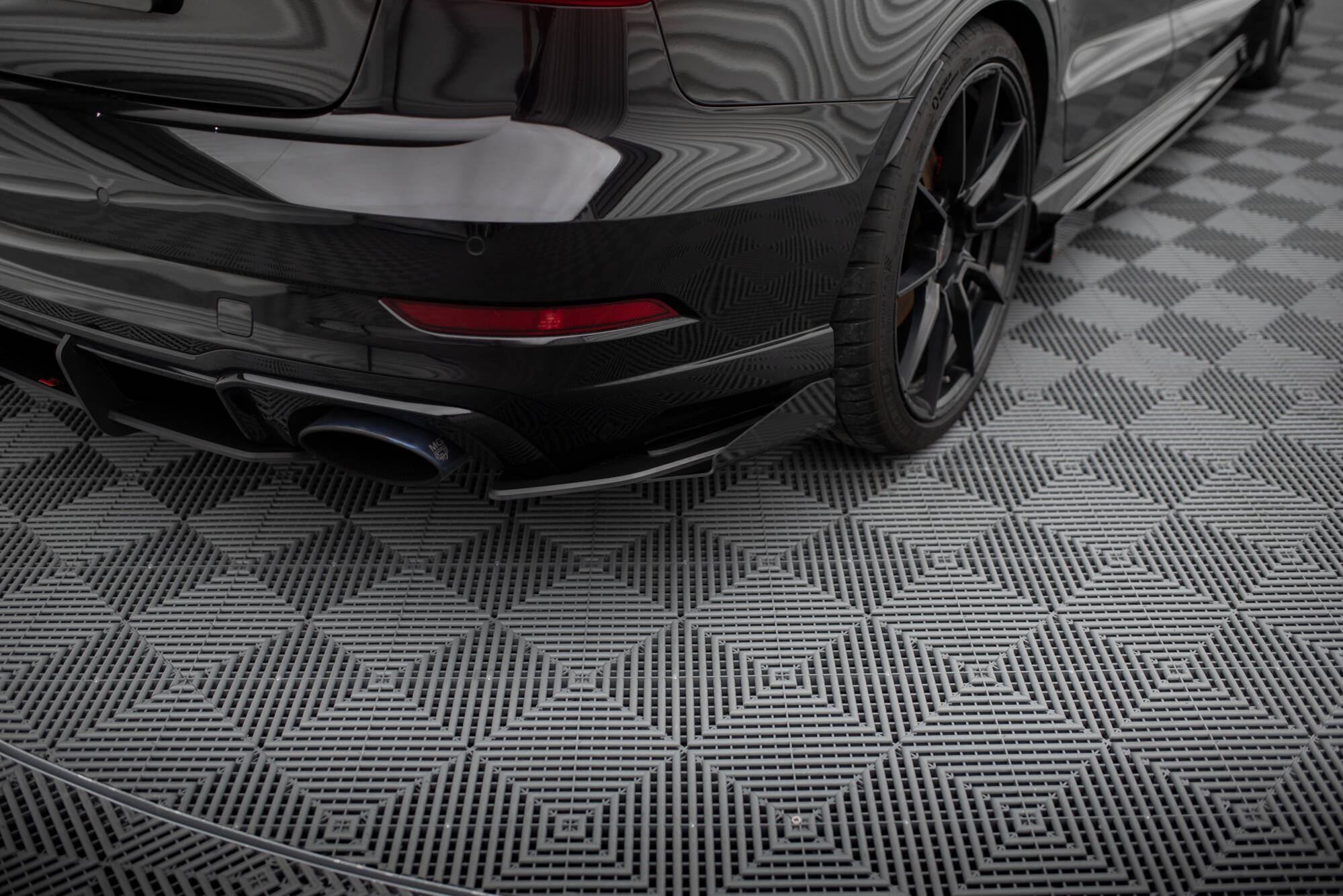 Hintere Seiten Flaps passend für Audi RS3 Limousine 8V FL schwarz Hochglanz