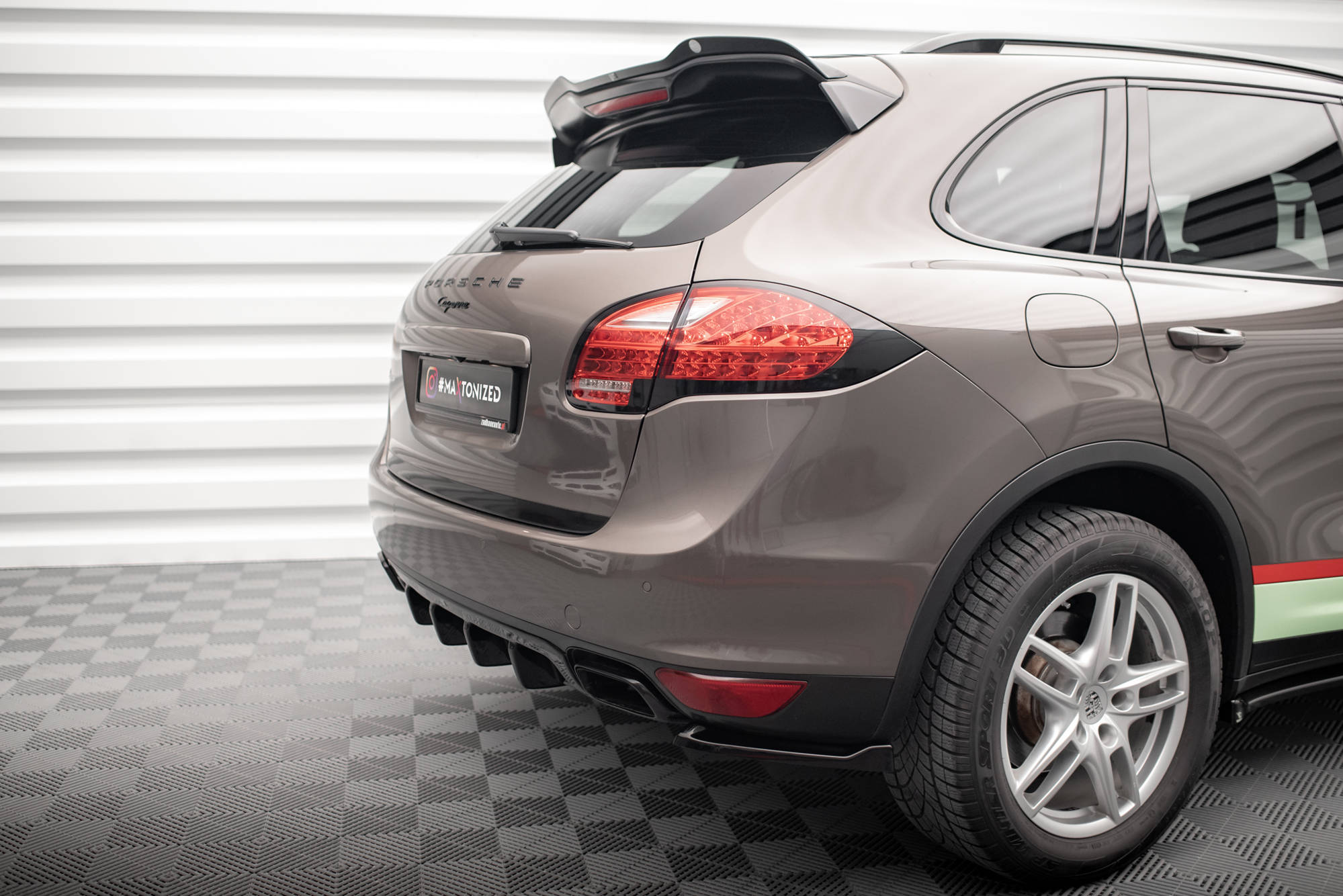 Street+ Heck Ansatz Diffusor passend für Porsche Cayenne Turbo / Standard Mk2 schwarz Hochglanz