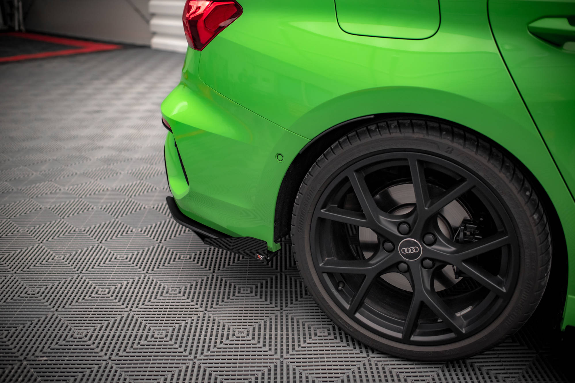 Hintere Seiten Flaps passend für Audi RS3 Limousine 8Y schwarz Hochglanz