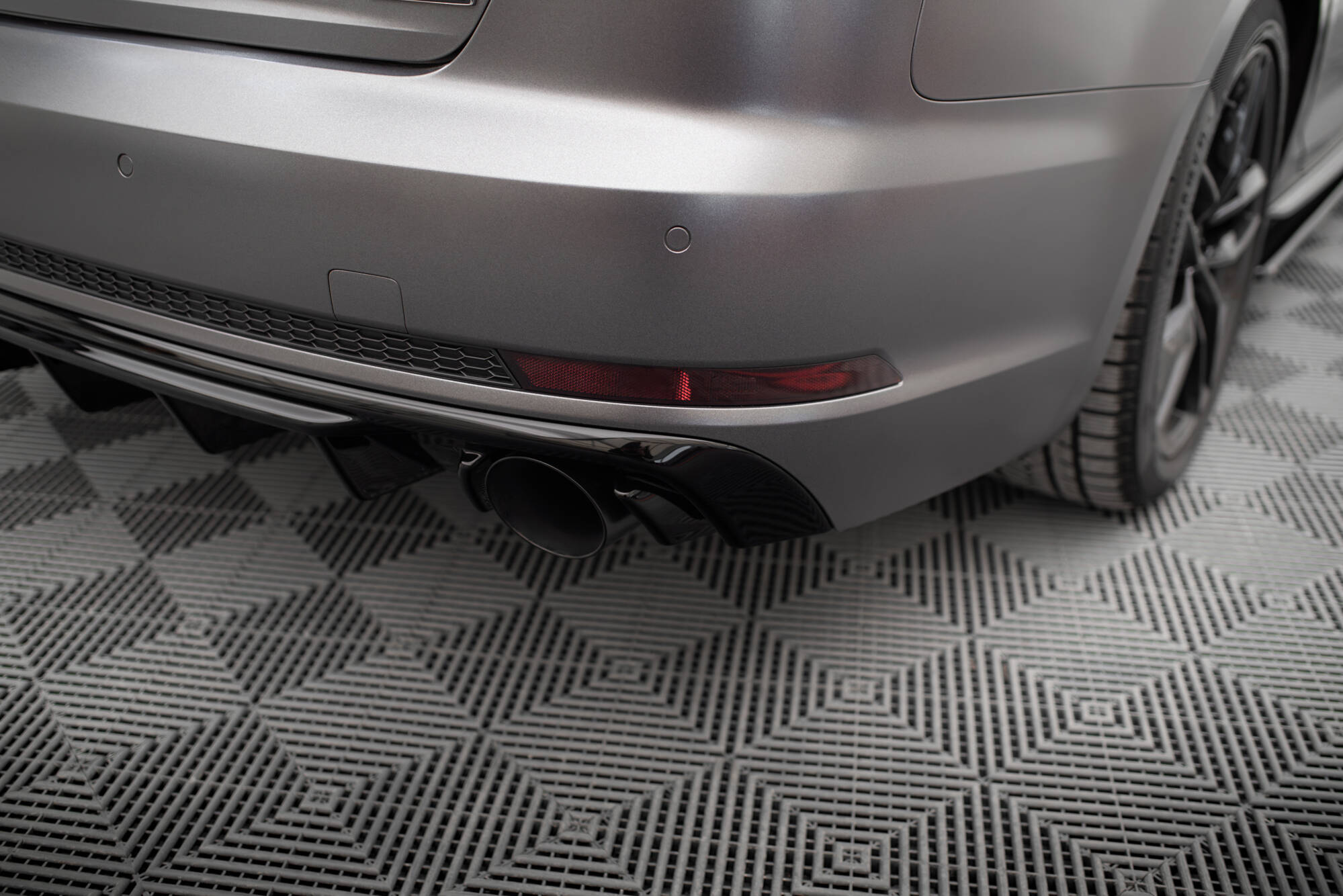 Street+ Heck Ansatz Diffusor V.1 passend für Audi A4 S-line B9 Einzelauspuff li. re. schwarz Hochglanz
