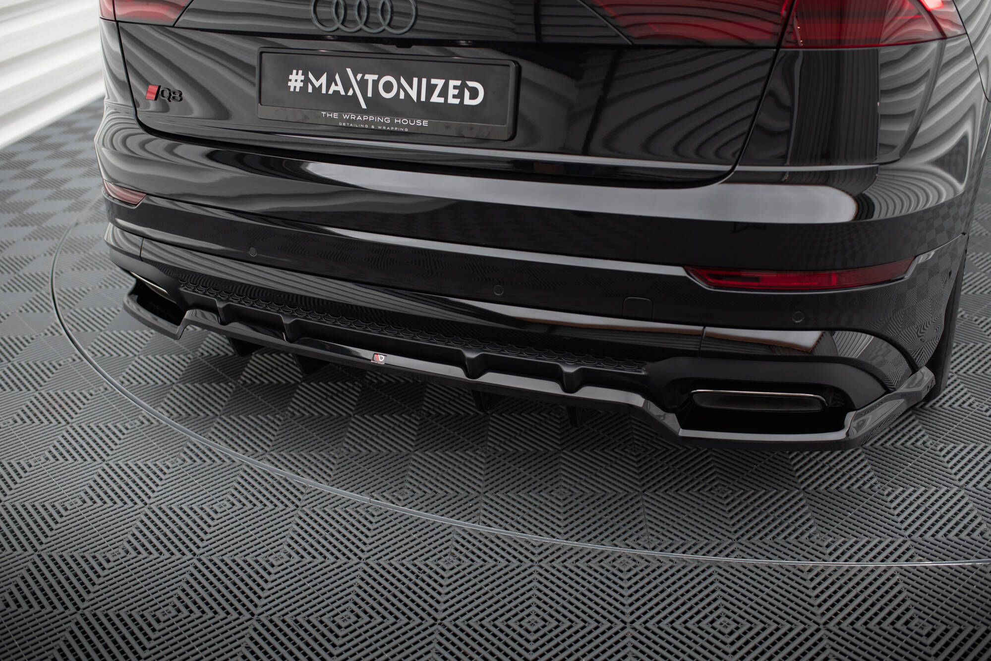 Street+ Mittlerer Diffusor RACE Heck Ansatz V.1 passend für Audi SQ8 / Q8 S-Line Mk1 FL schwarz Hochglanz